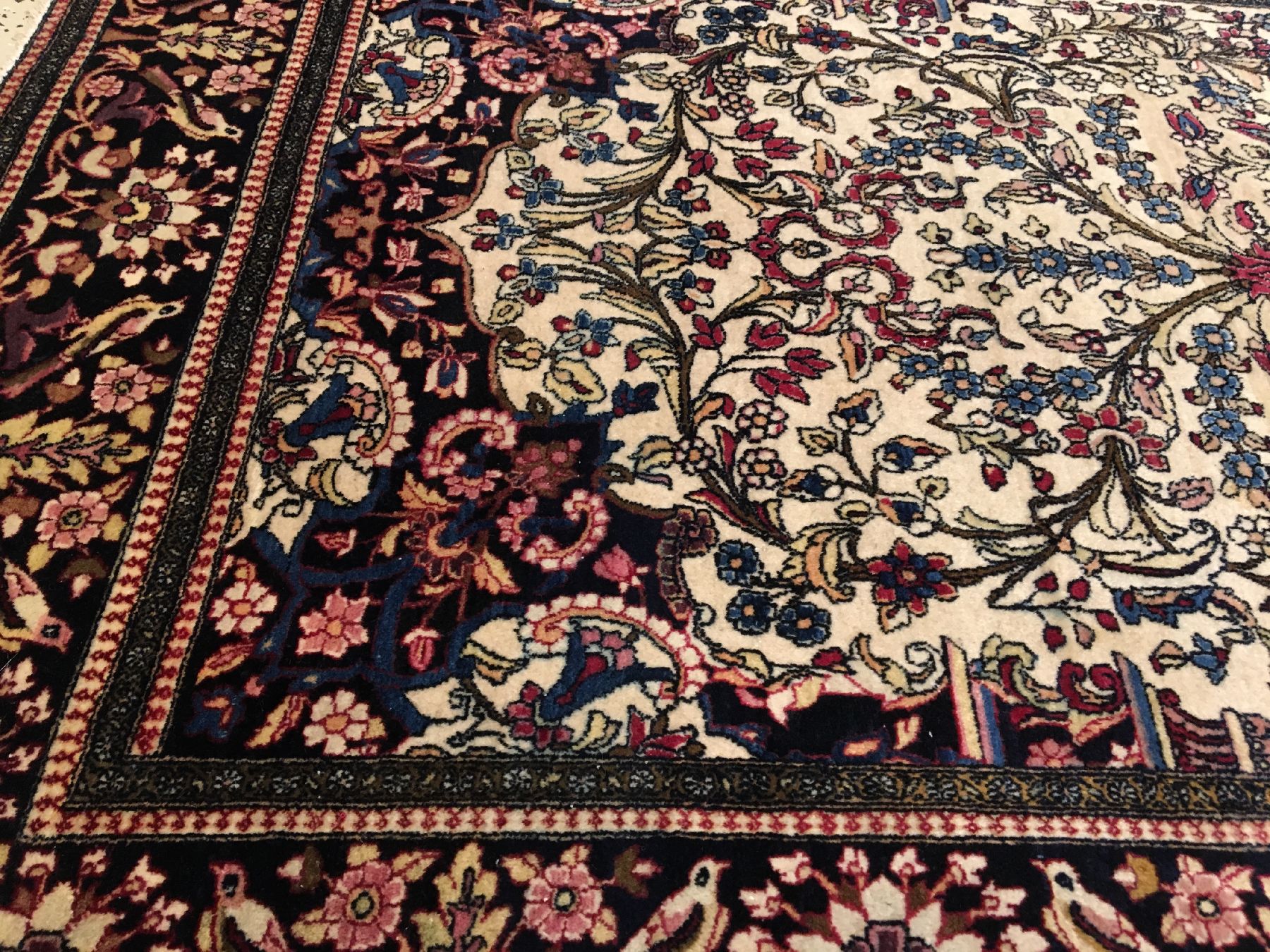 Detail c: Feiner Esfahan "Ahmad" antik, Zentralpersien, Ende 19.Jhd., Korkwolle geknüpft auf Baumwolle. Feiner und sauber geschichteter Esfahan aus ...