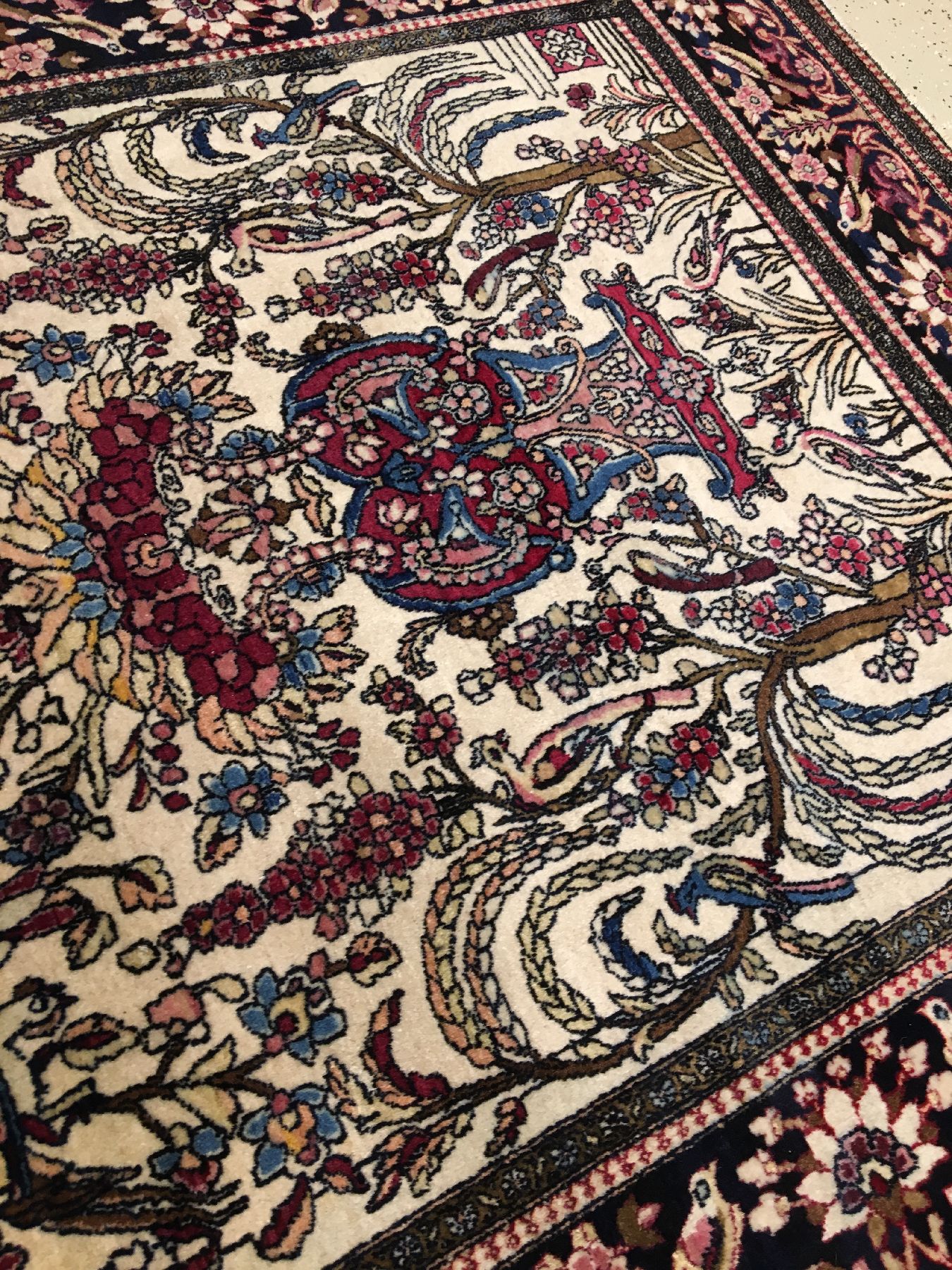 Detail e: Feiner Esfahan "Ahmad" antik, Zentralpersien, Ende 19.Jhd., Korkwolle geknüpft auf Baumwolle. Feiner und sauber geschichteter Esfahan aus ...