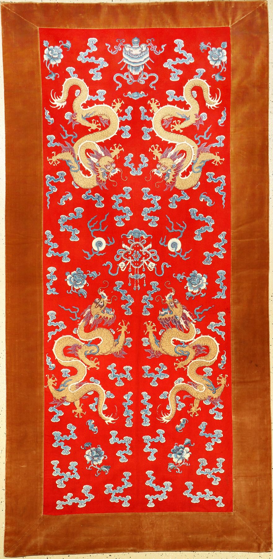 Feine Seiden-Metallstickerei "Zeremonial-Behang antik (Drachen), China, Ende 19.Jhd., Seiden-Metallstickerei auf roten Filz. Das rote Feld wird ...