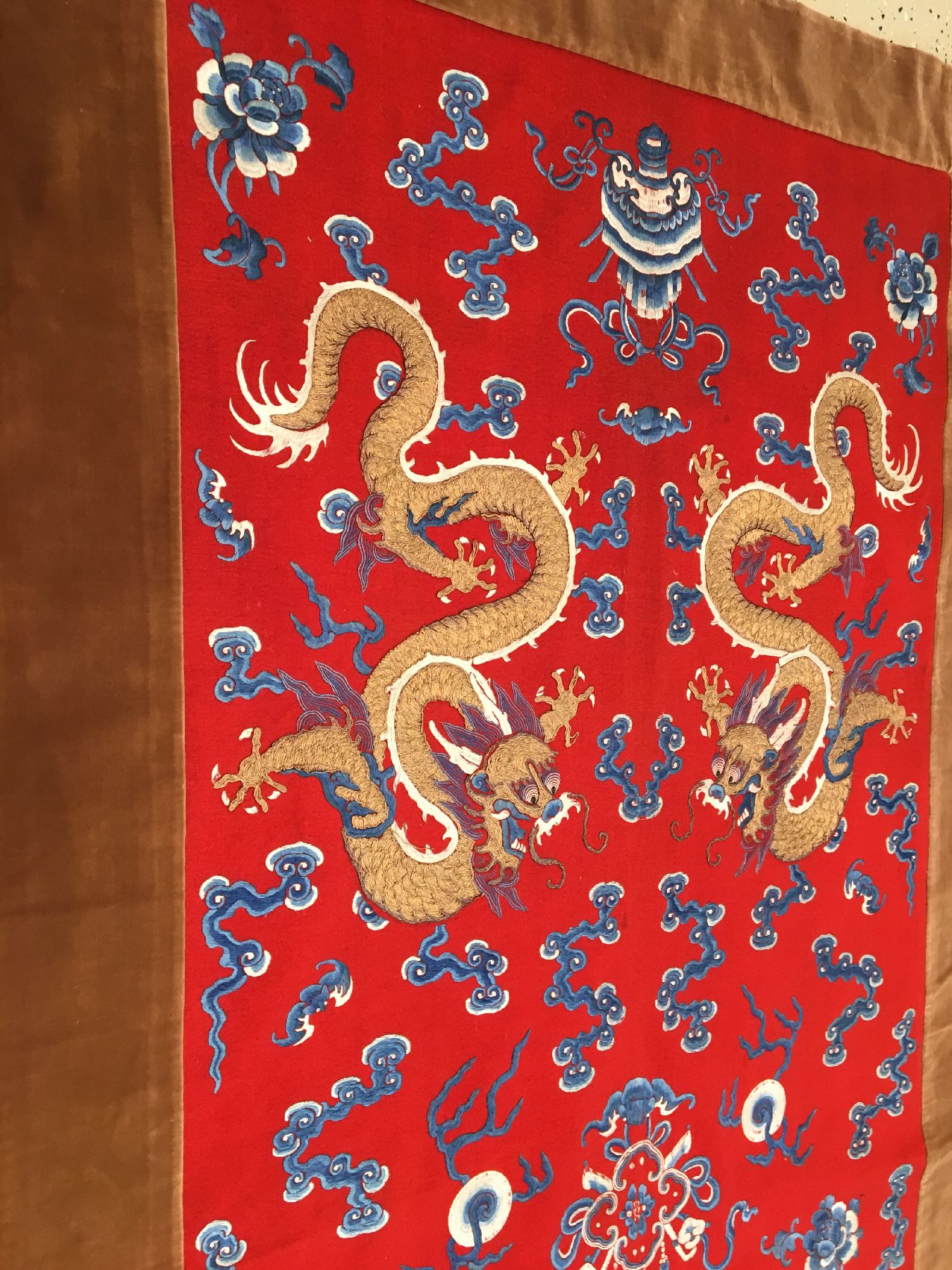 Detail a: Feine Seiden-Metallstickerei "Zeremonial-Behang antik (Drachen), China, Ende 19.Jhd., Seiden-Metallstickerei auf roten Filz. Das rote Feld wird ...