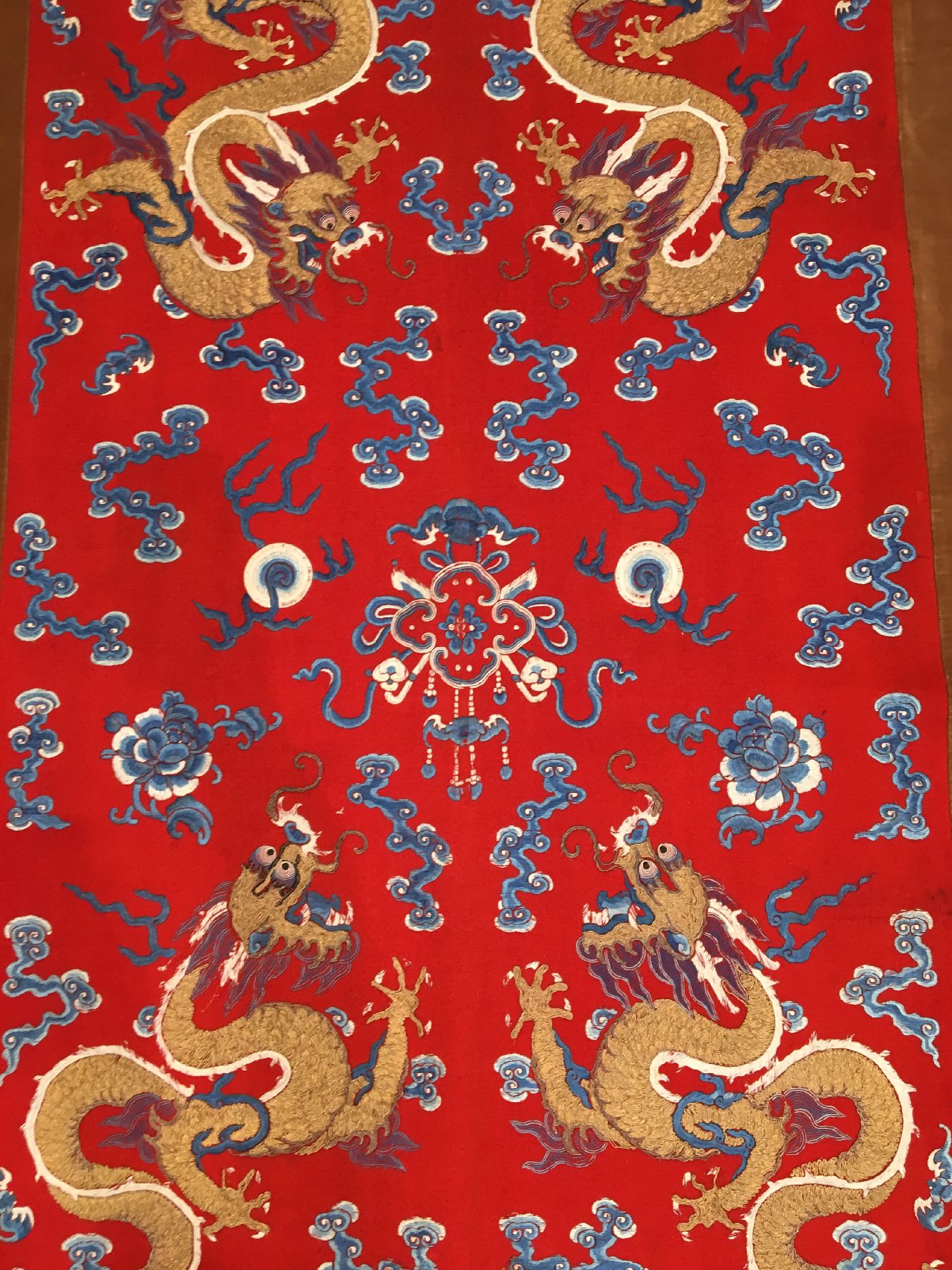 Detail b: Feine Seiden-Metallstickerei "Zeremonial-Behang antik (Drachen), China, Ende 19.Jhd., Seiden-Metallstickerei auf roten Filz. Das rote Feld wird ...