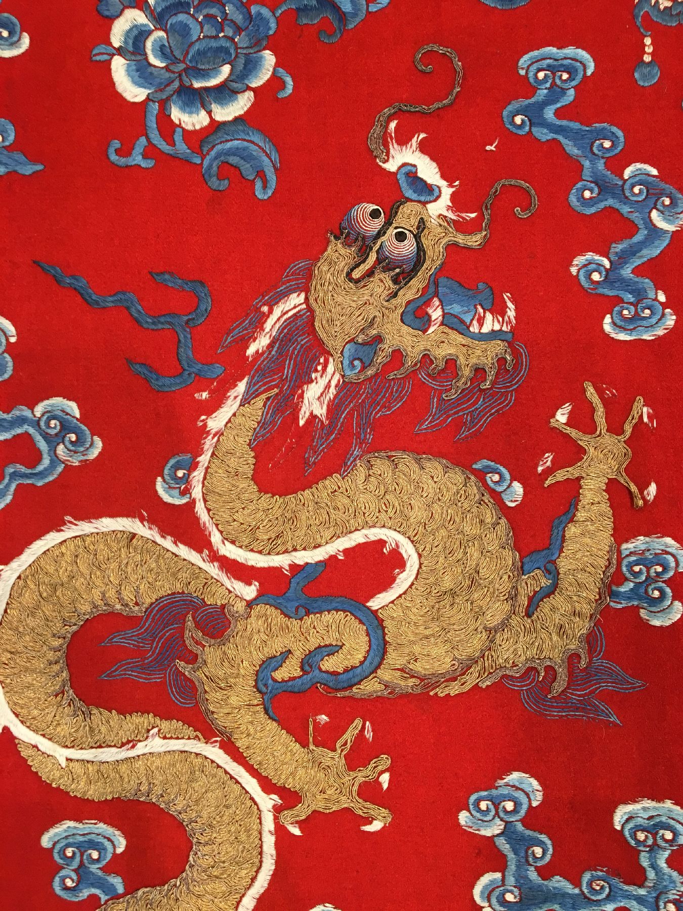 Detail c: Feine Seiden-Metallstickerei "Zeremonial-Behang antik (Drachen), China, Ende 19.Jhd., Seiden-Metallstickerei auf roten Filz. Das rote Feld wird ...
