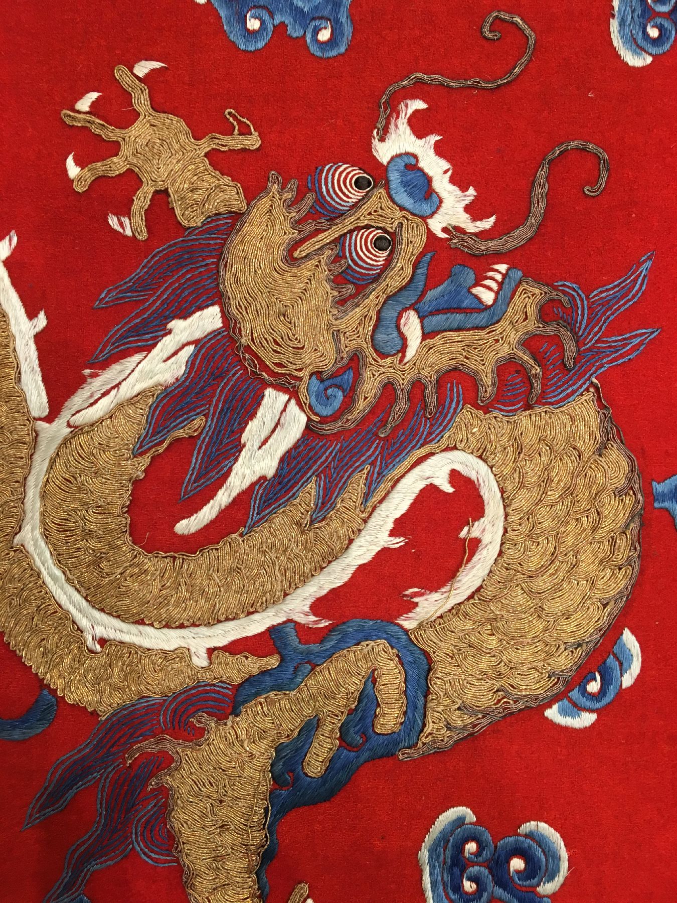 Detail d: Feine Seiden-Metallstickerei "Zeremonial-Behang antik (Drachen), China, Ende 19.Jhd., Seiden-Metallstickerei auf roten Filz. Das rote Feld wird ...