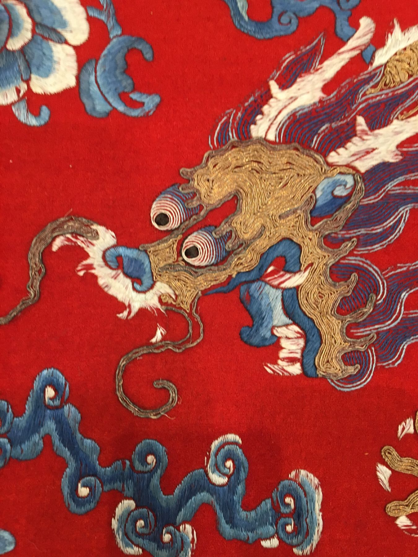 Detail e: Feine Seiden-Metallstickerei "Zeremonial-Behang antik (Drachen), China, Ende 19.Jhd., Seiden-Metallstickerei auf roten Filz. Das rote Feld wird ...