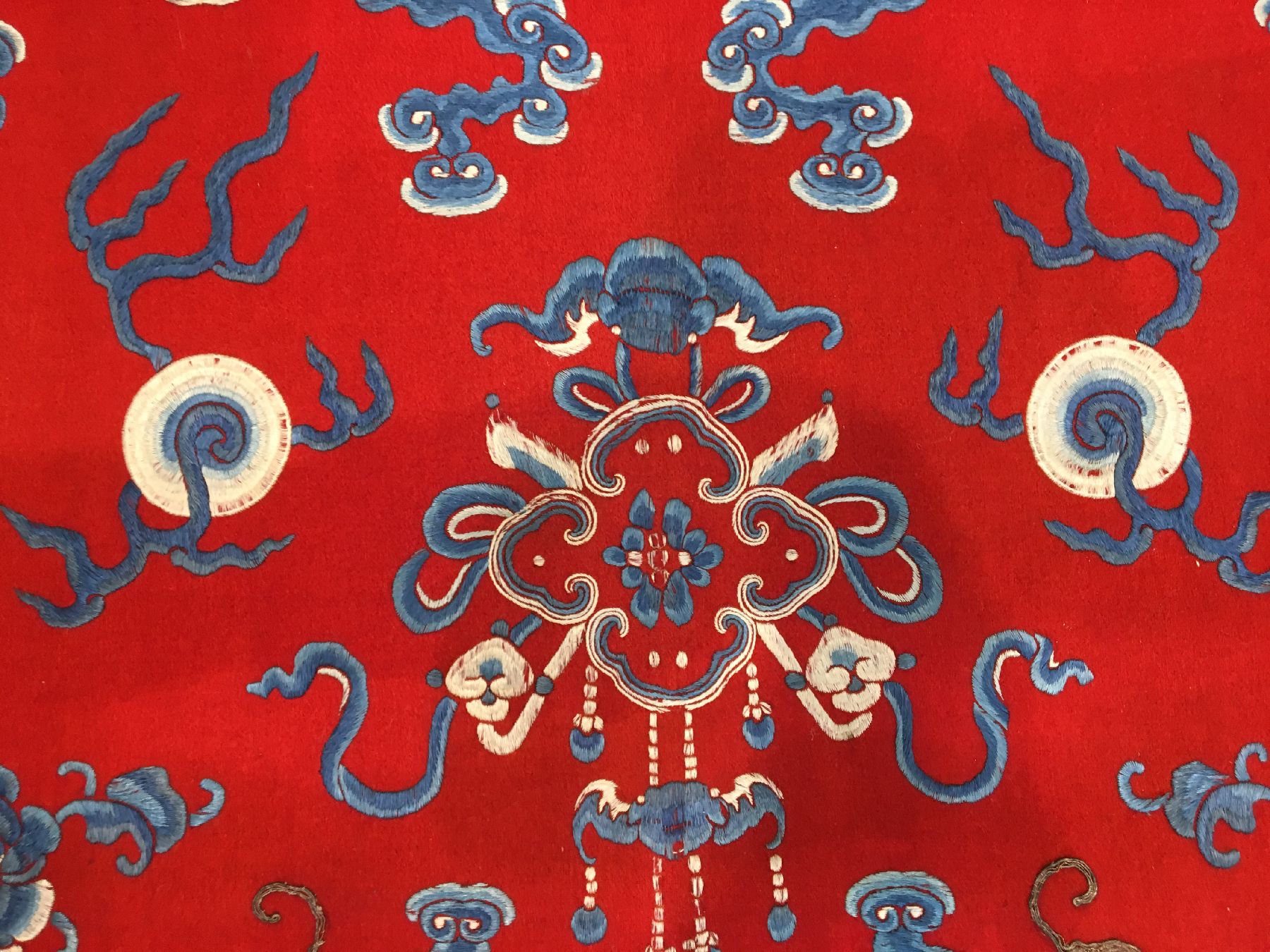 Detail f: Feine Seiden-Metallstickerei "Zeremonial-Behang antik (Drachen), China, Ende 19.Jhd., Seiden-Metallstickerei auf roten Filz. Das rote Feld wird ...