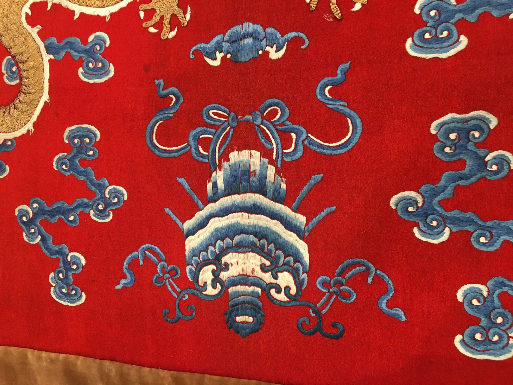 Detail g: Feine Seiden-Metallstickerei "Zeremonial-Behang antik (Drachen), China, Ende 19.Jhd., Seiden-Metallstickerei auf roten Filz. Das rote Feld wird ...