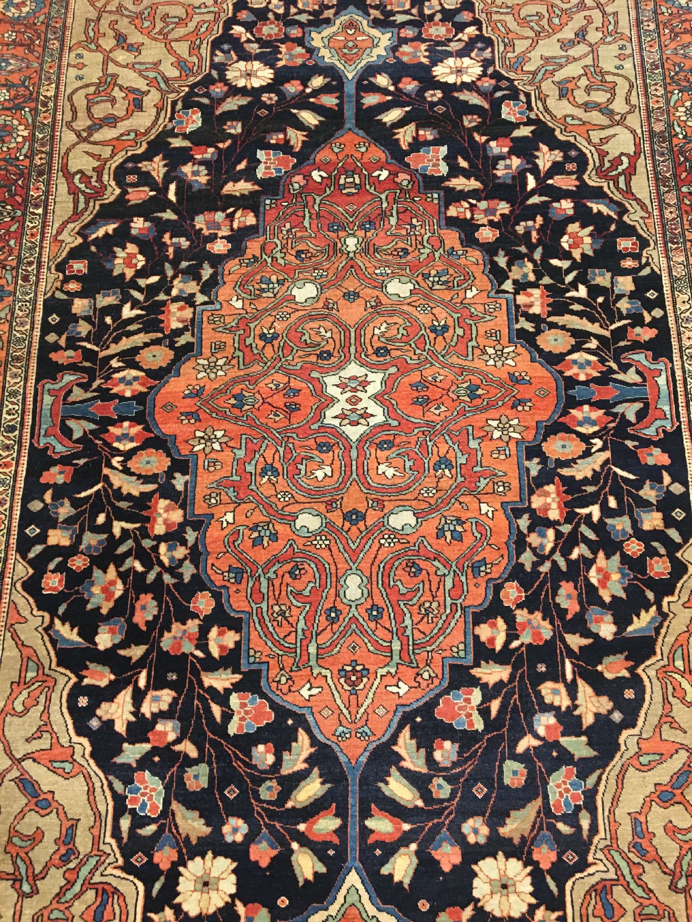 Detail a: Seltener feiner Farahan antik, Westpersien, 19.Jhd., Korkwolle geknüpft auf Baumwolle. Ein eindrucksvolles Medaillon Muster belegt edel den ...