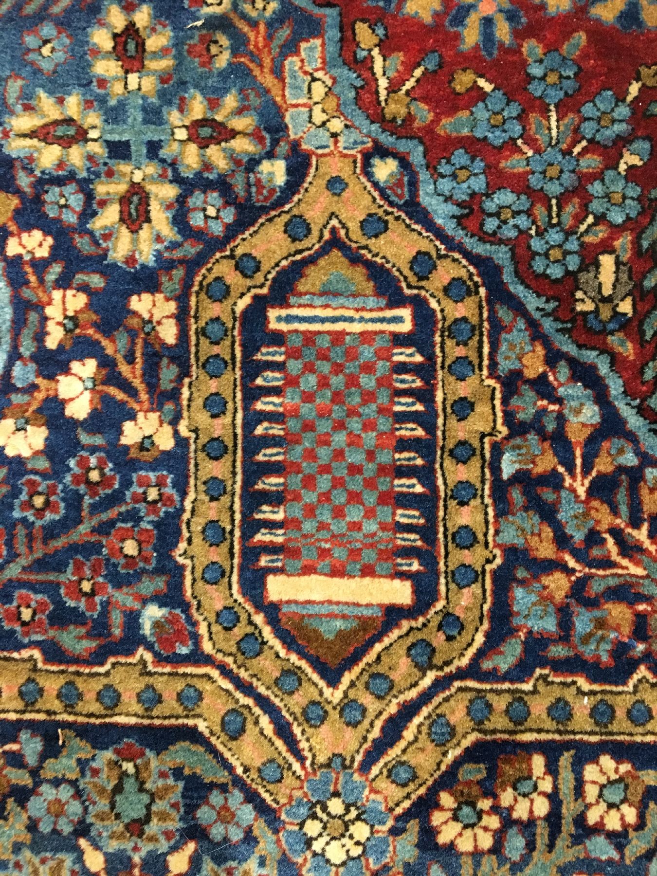 Detail e: Seltener feiner Keschan "Ateschoglou" antik, Zentralpersien, 19.Jhd., Korkwolle geknüpft auf Baumwolle. Dieses Spitzenexemplar aus den ...