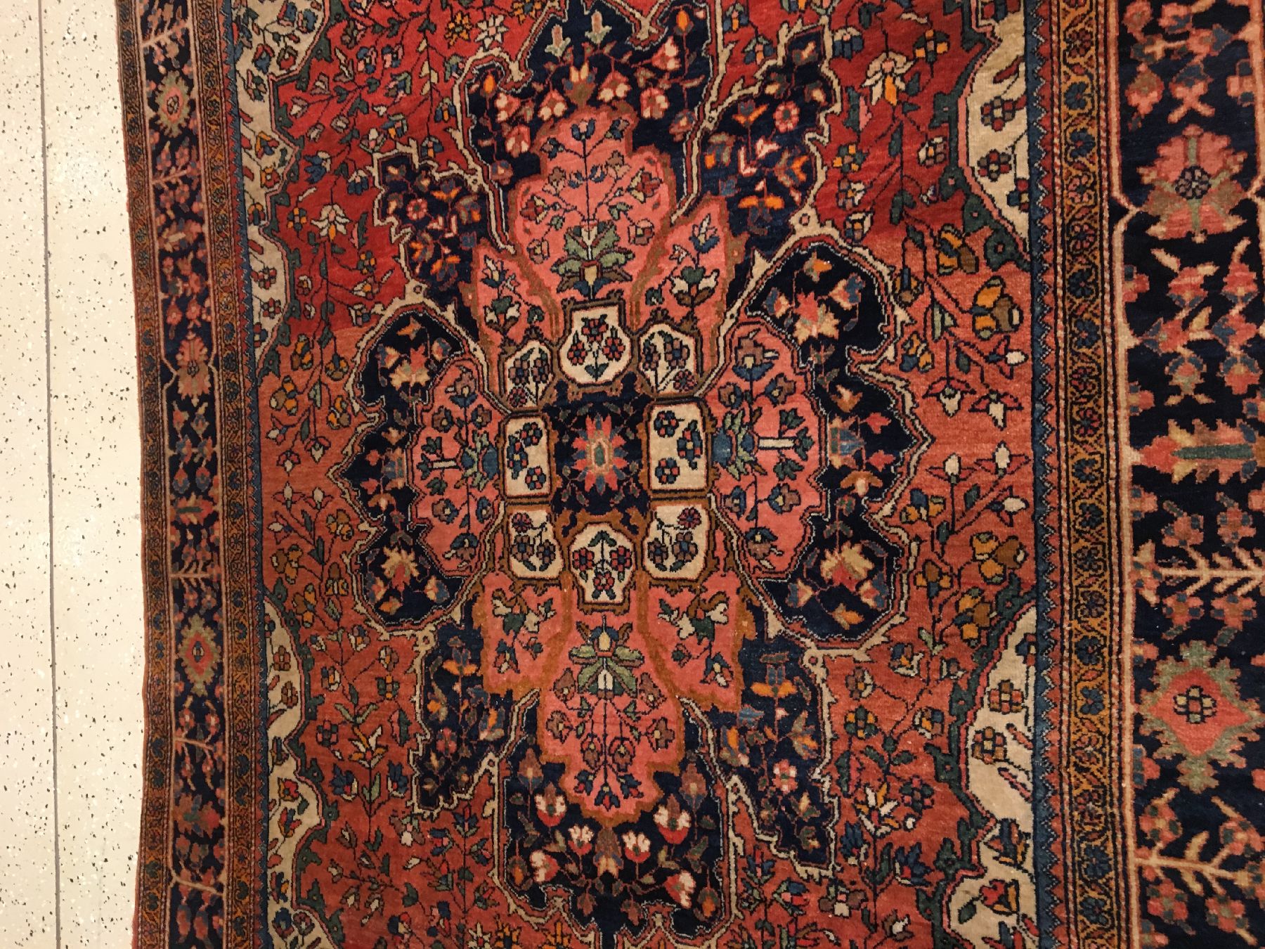 Detail e: Feiner Farahan antik, Westpersien, Ende 19.Jhd., Wolle geknüpft auf Baumwolle. Dekorativer Farahan Medaillon-Teppich mit weißen Nischen, ca. 205 x ...