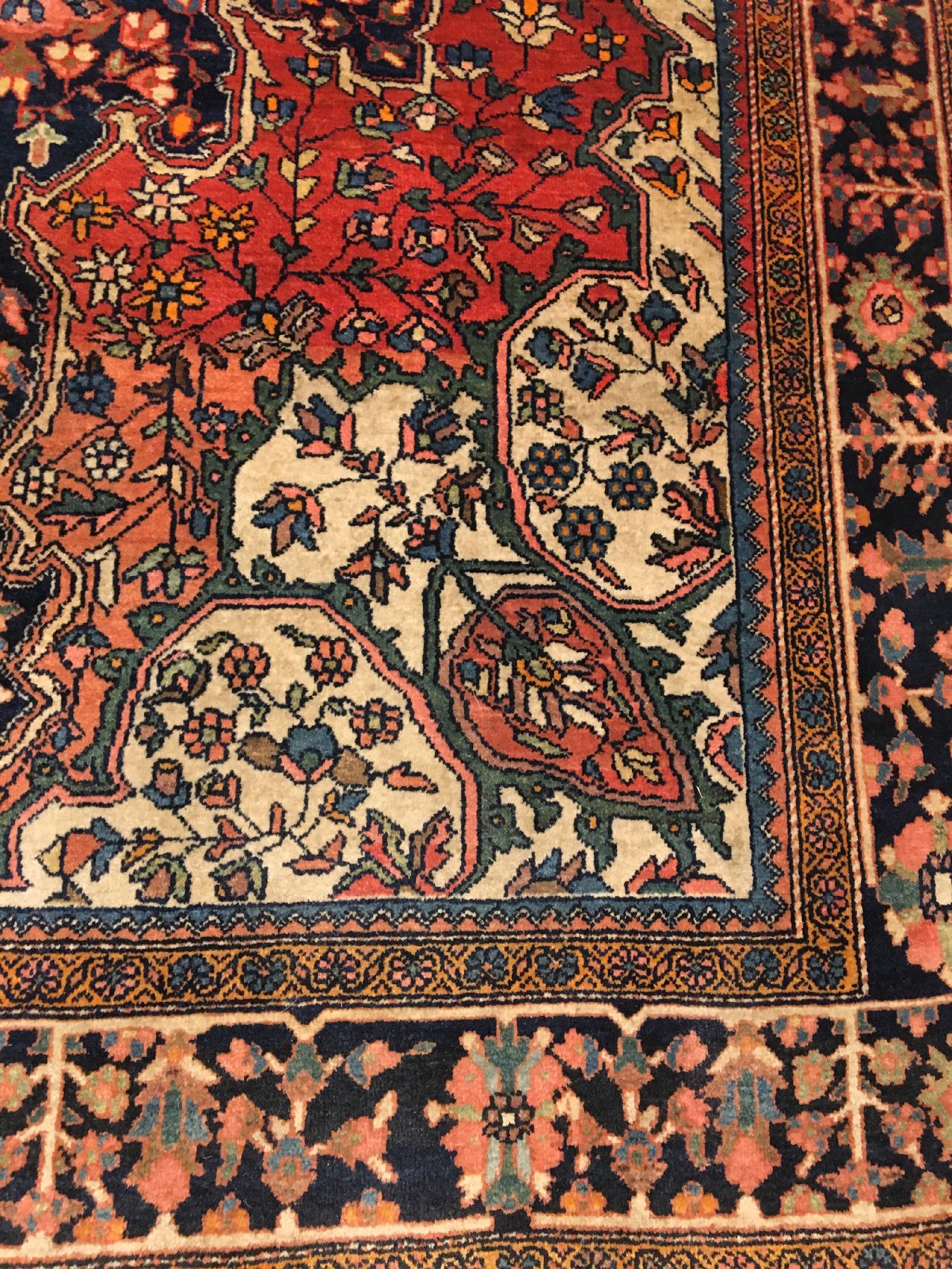 Detail f: Feiner Farahan antik, Westpersien, Ende 19.Jhd., Wolle geknüpft auf Baumwolle. Dekorativer Farahan Medaillon-Teppich mit weißen Nischen, ca. 205 x ...