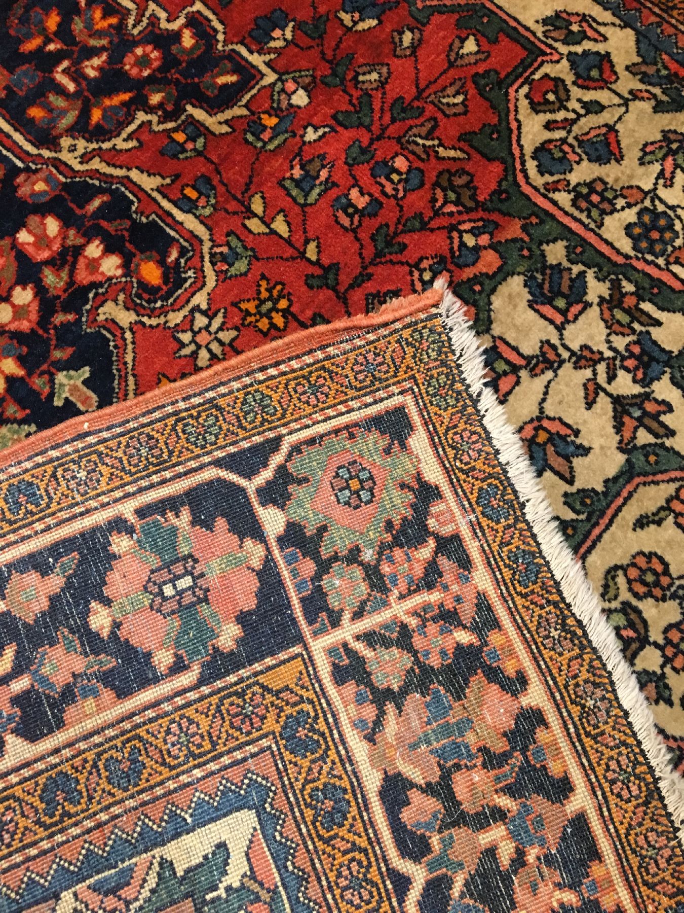 Detail i: Feiner Farahan antik, Westpersien, Ende 19.Jhd., Wolle geknüpft auf Baumwolle. Dekorativer Farahan Medaillon-Teppich mit weißen Nischen, ca. 205 x ...