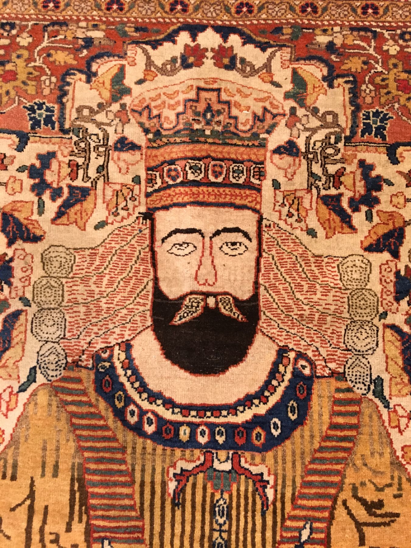Detail c: Seltener Farahan "Bildteppich" antik (Sassanidenherrscher Schapur I.), Westpersien, 19.Jhd., Wolle geknüpft auf Baumwolle. Rarer Farahan ...