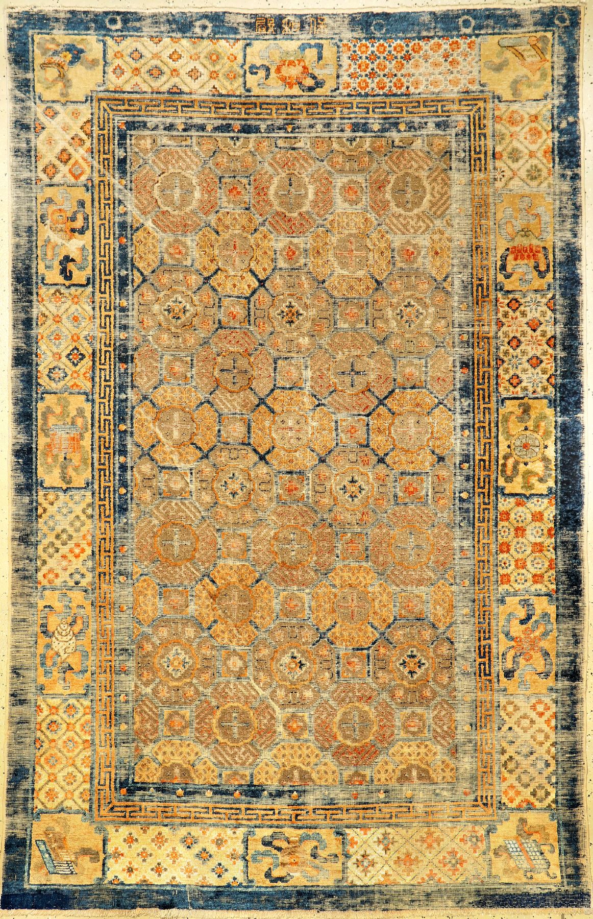 Früher kaiserlicher Seiden Xinjiang "Der Edle Achtfache Pfad" mit Gold-Metallbrokat antik (Qing Dynastie, Qianlong Periode) "Mit ...