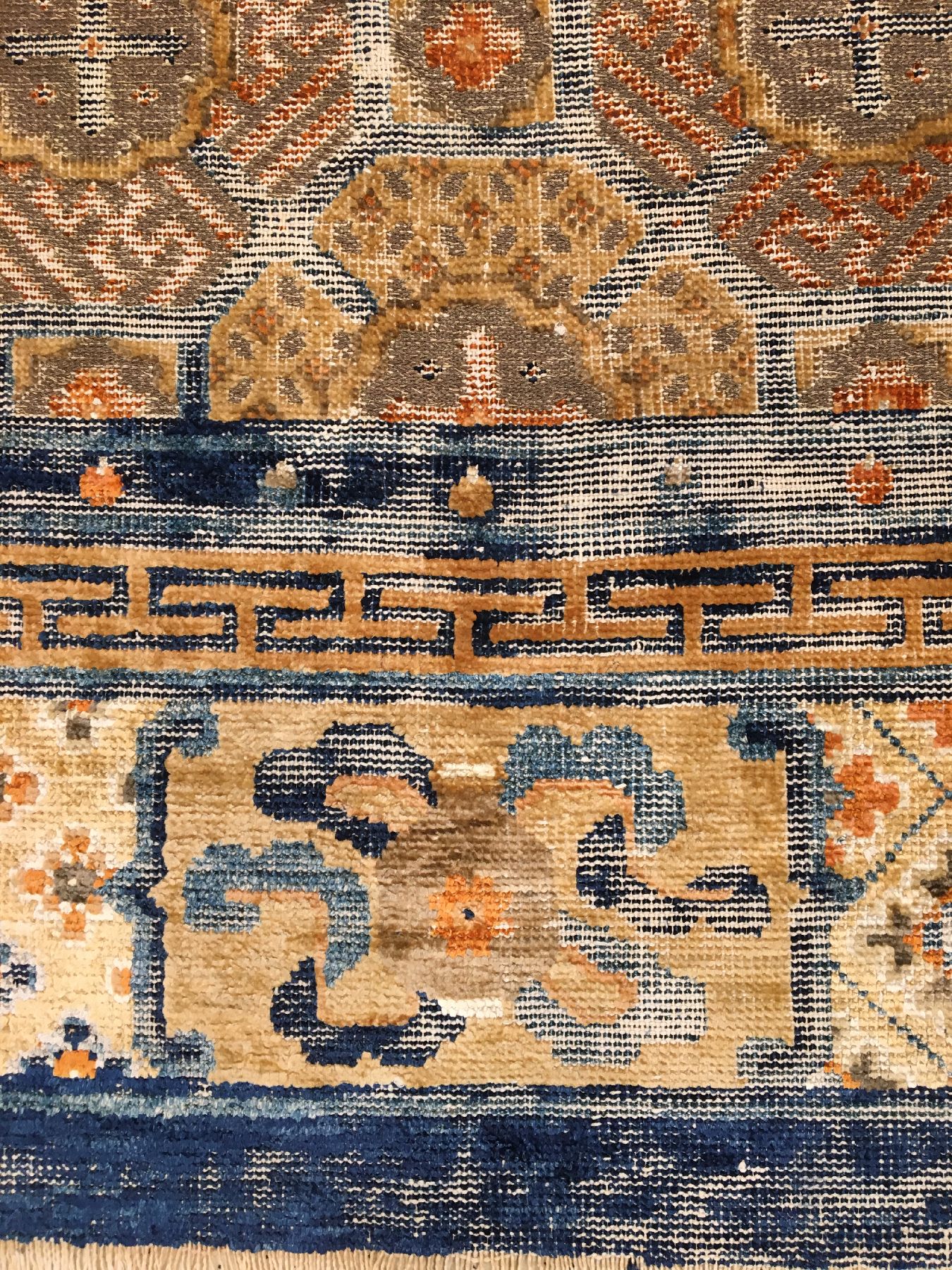 Detail e: Früher kaiserlicher Seiden Xinjiang "Der Edle Achtfache Pfad" mit Gold-Metallbrokat antik (Qing Dynastie, Qianlong Periode) "Mit ...