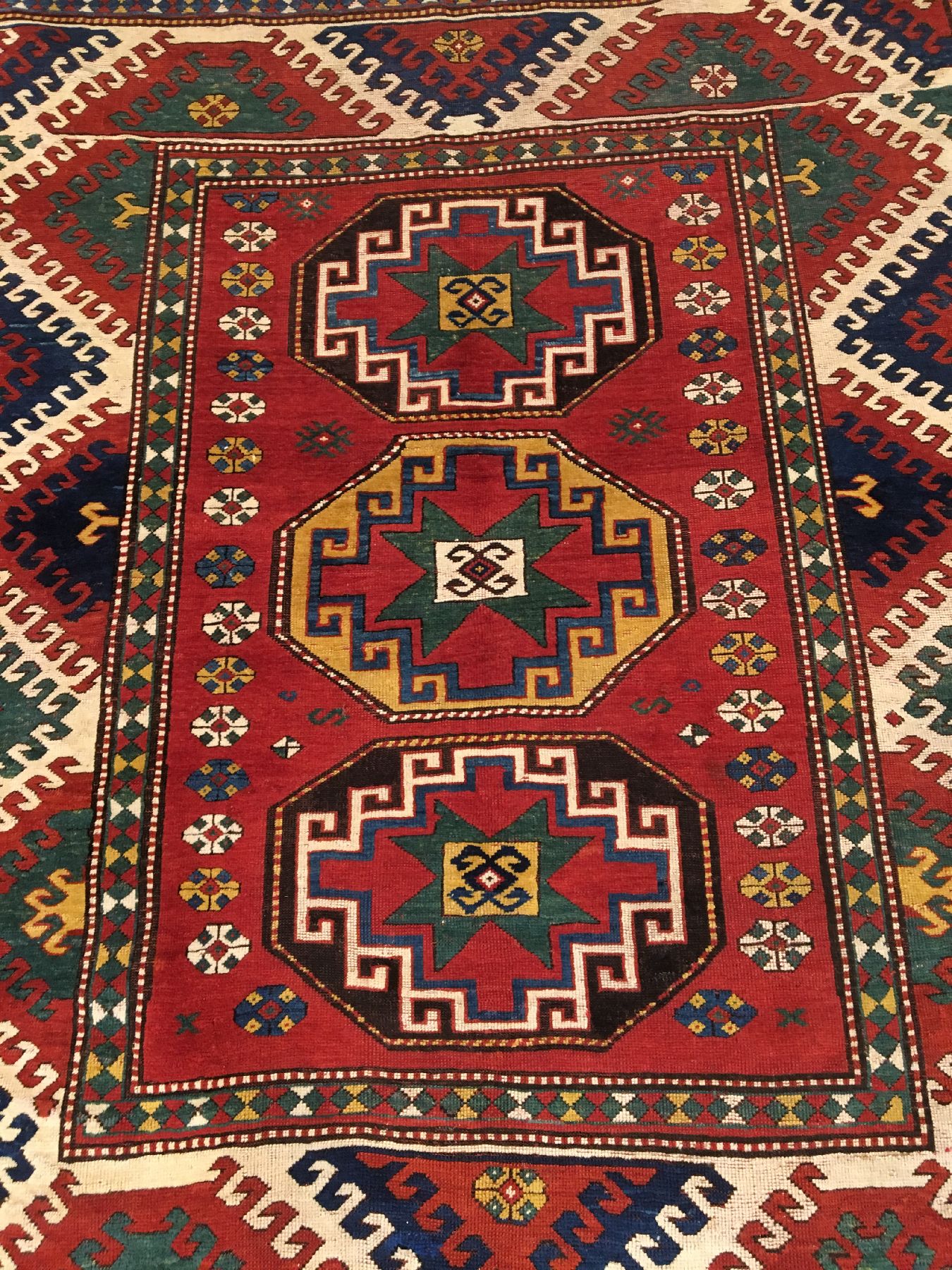 Detail a: Bordjalou Kasak antik, Südwestkaukasus, 19.Jhd., Wolle geknüpft auf Wolle. Farbenprächtiger Bordjalou mit erstklassigen Naturfarben. Das ...