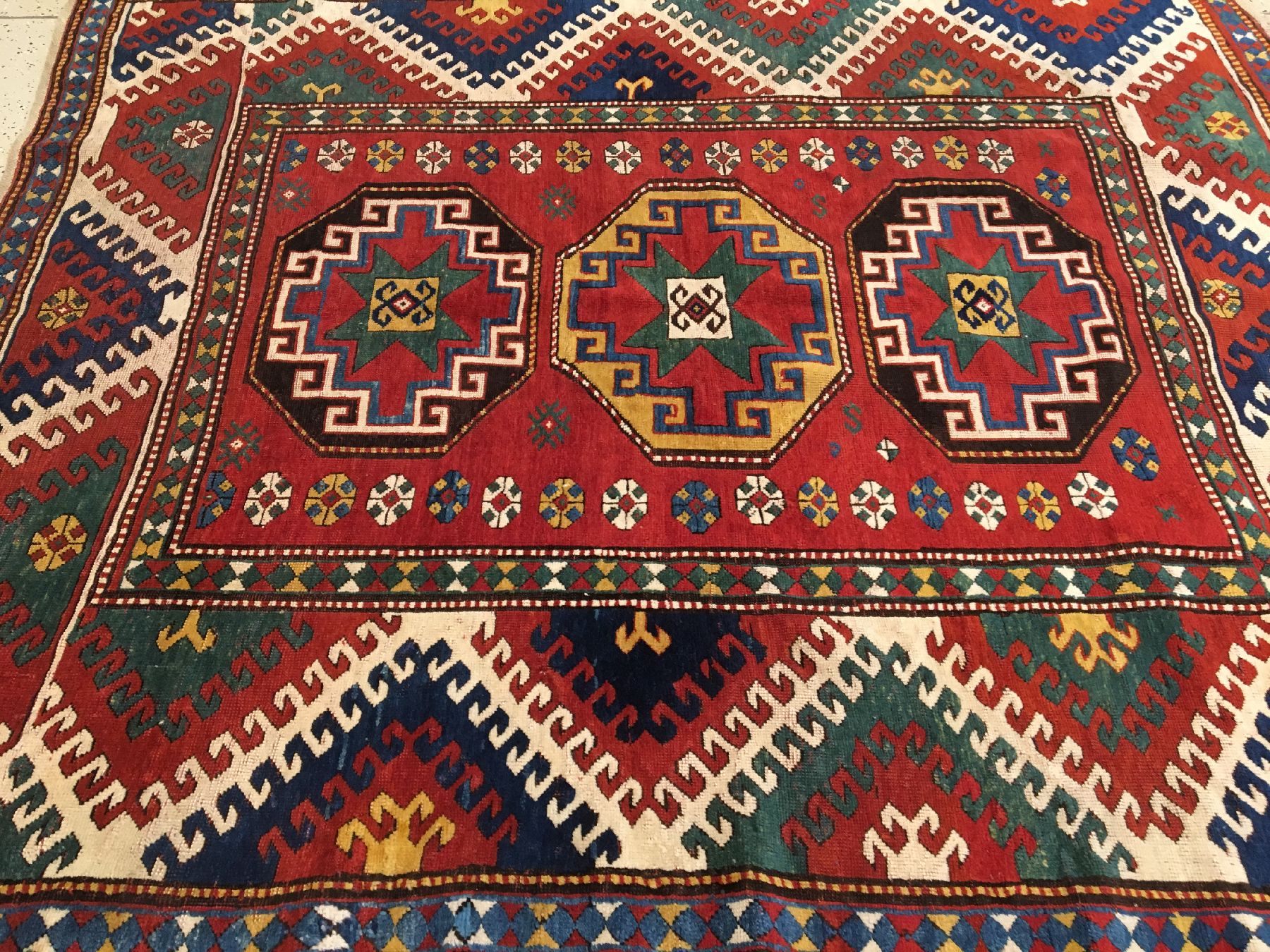 Detail b: Bordjalou Kasak antik, Südwestkaukasus, 19.Jhd., Wolle geknüpft auf Wolle. Farbenprächtiger Bordjalou mit erstklassigen Naturfarben. Das ...