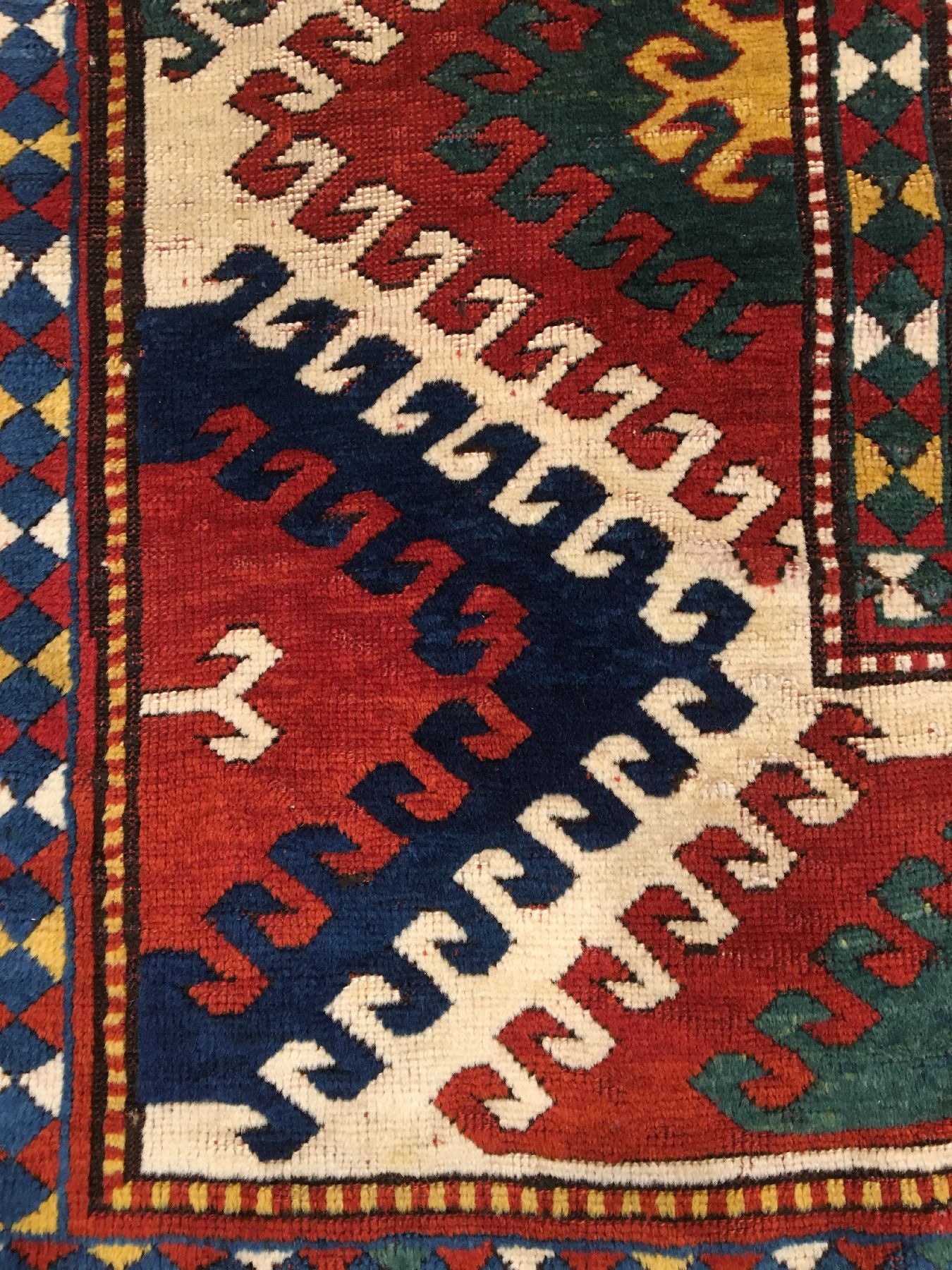 Detail e: Bordjalou Kasak antik, Südwestkaukasus, 19.Jhd., Wolle geknüpft auf Wolle. Farbenprächtiger Bordjalou mit erstklassigen Naturfarben. Das ...