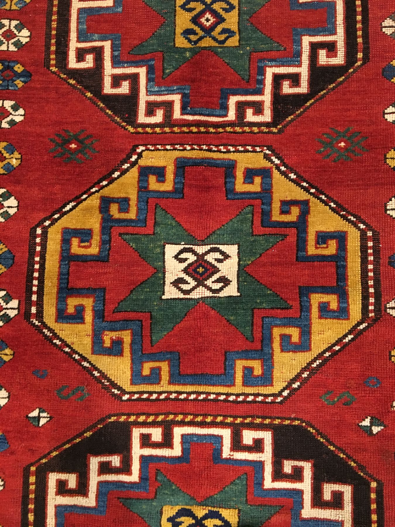 Detail f: Bordjalou Kasak antik, Südwestkaukasus, 19.Jhd., Wolle geknüpft auf Wolle. Farbenprächtiger Bordjalou mit erstklassigen Naturfarben. Das ...