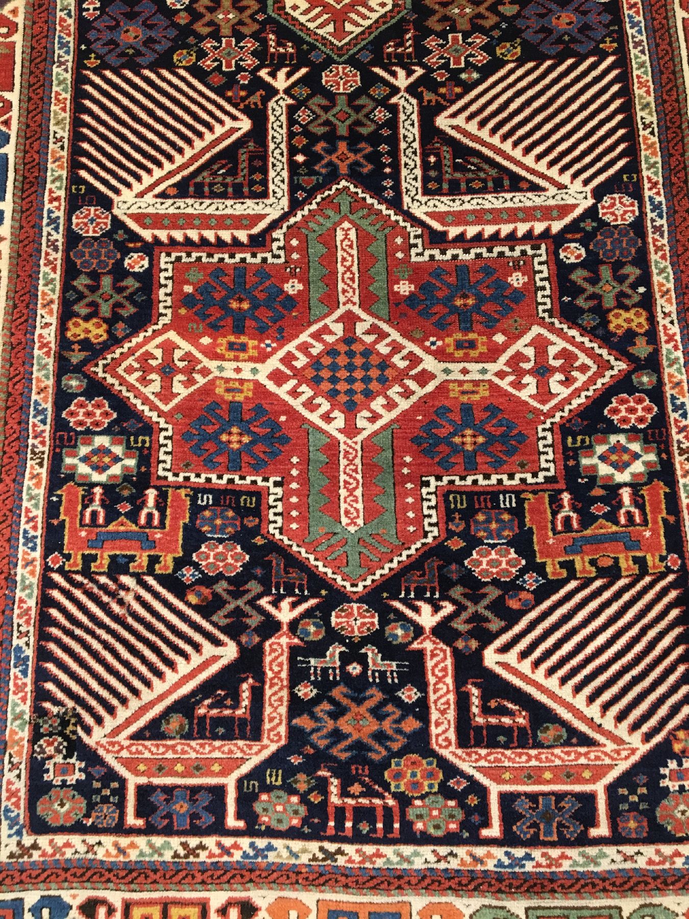 Detail a: Akstafa antik, Südostkaukasus, Mitte 19.Jhd., Wolle geknüpft auf Wolle. Seltener Akstafa im "Long-Rug" Typus mit erstklassigen ...