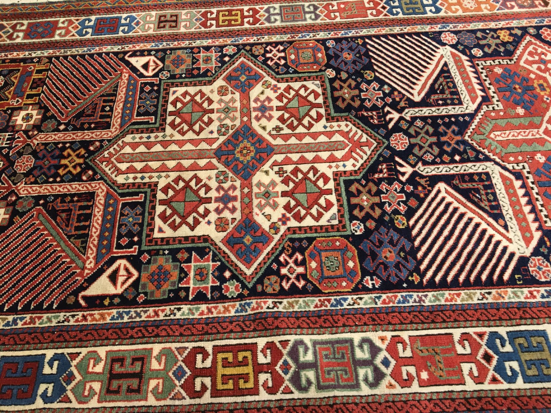 Detail b: Akstafa antik, Südostkaukasus, Mitte 19.Jhd., Wolle geknüpft auf Wolle. Seltener Akstafa im "Long-Rug" Typus mit erstklassigen ...
