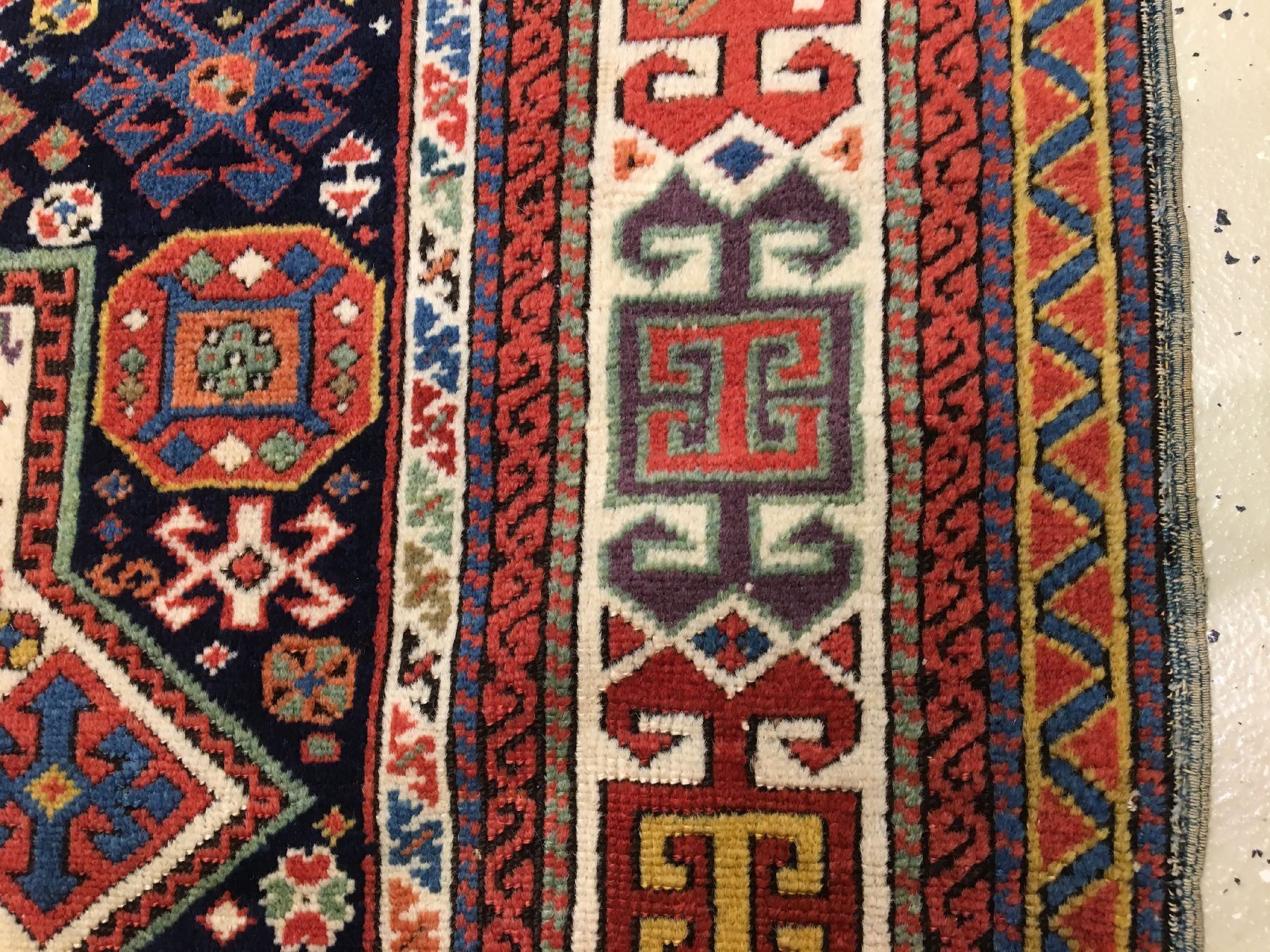 Detail e: Akstafa antik, Südostkaukasus, Mitte 19.Jhd., Wolle geknüpft auf Wolle. Seltener Akstafa im "Long-Rug" Typus mit erstklassigen ...