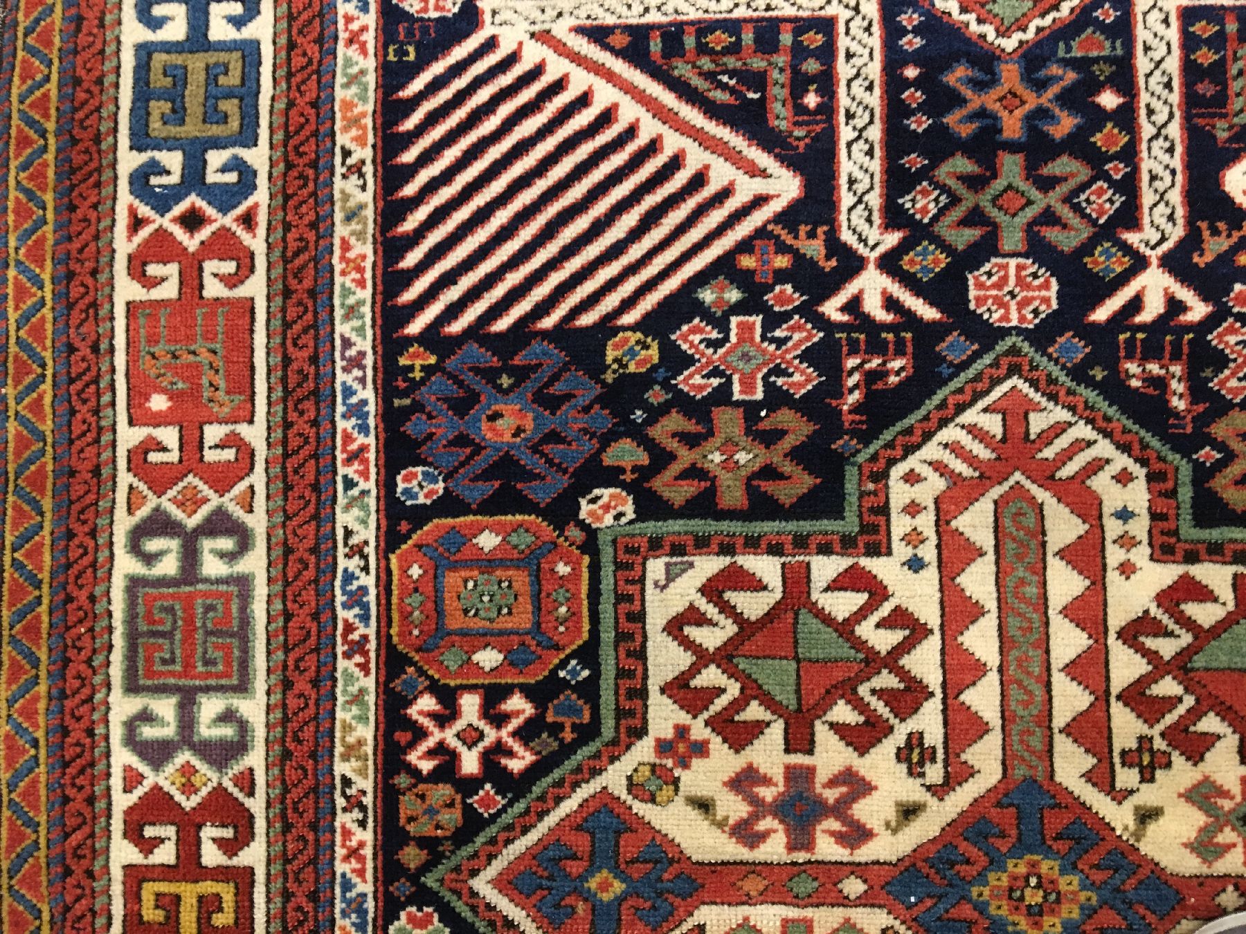 Detail h: Akstafa antik, Südostkaukasus, Mitte 19.Jhd., Wolle geknüpft auf Wolle. Seltener Akstafa im "Long-Rug" Typus mit erstklassigen ...