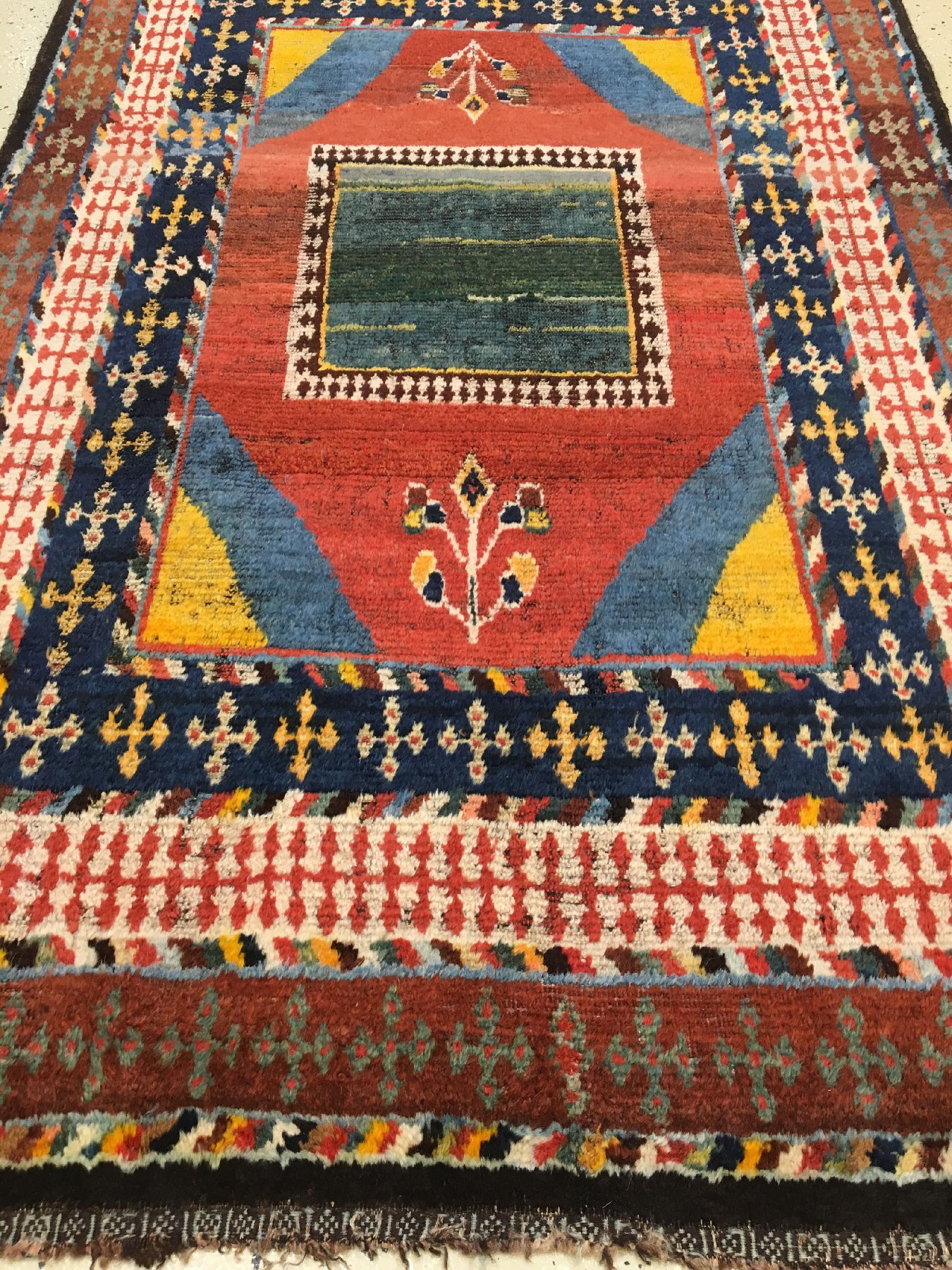 Detail b: Seltener Gaschgai Gabbeh antik, Südwestpersien Fars-Region, 19.Jhd., Wolle geknüpft auf Wolle. Rarer Gaschgai Gabbeh mit Teppich im Teppich ...