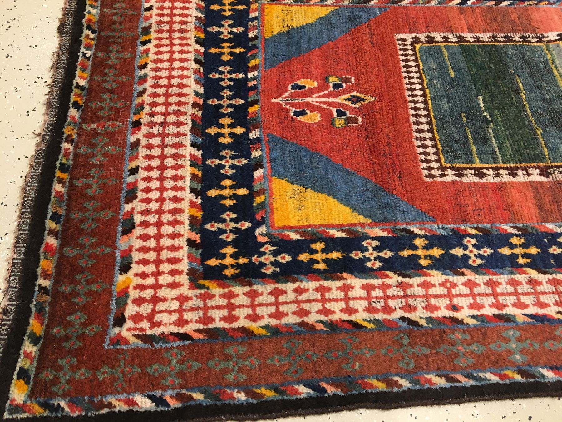 Detail c: Seltener Gaschgai Gabbeh antik, Südwestpersien Fars-Region, 19.Jhd., Wolle geknüpft auf Wolle. Rarer Gaschgai Gabbeh mit Teppich im Teppich ...