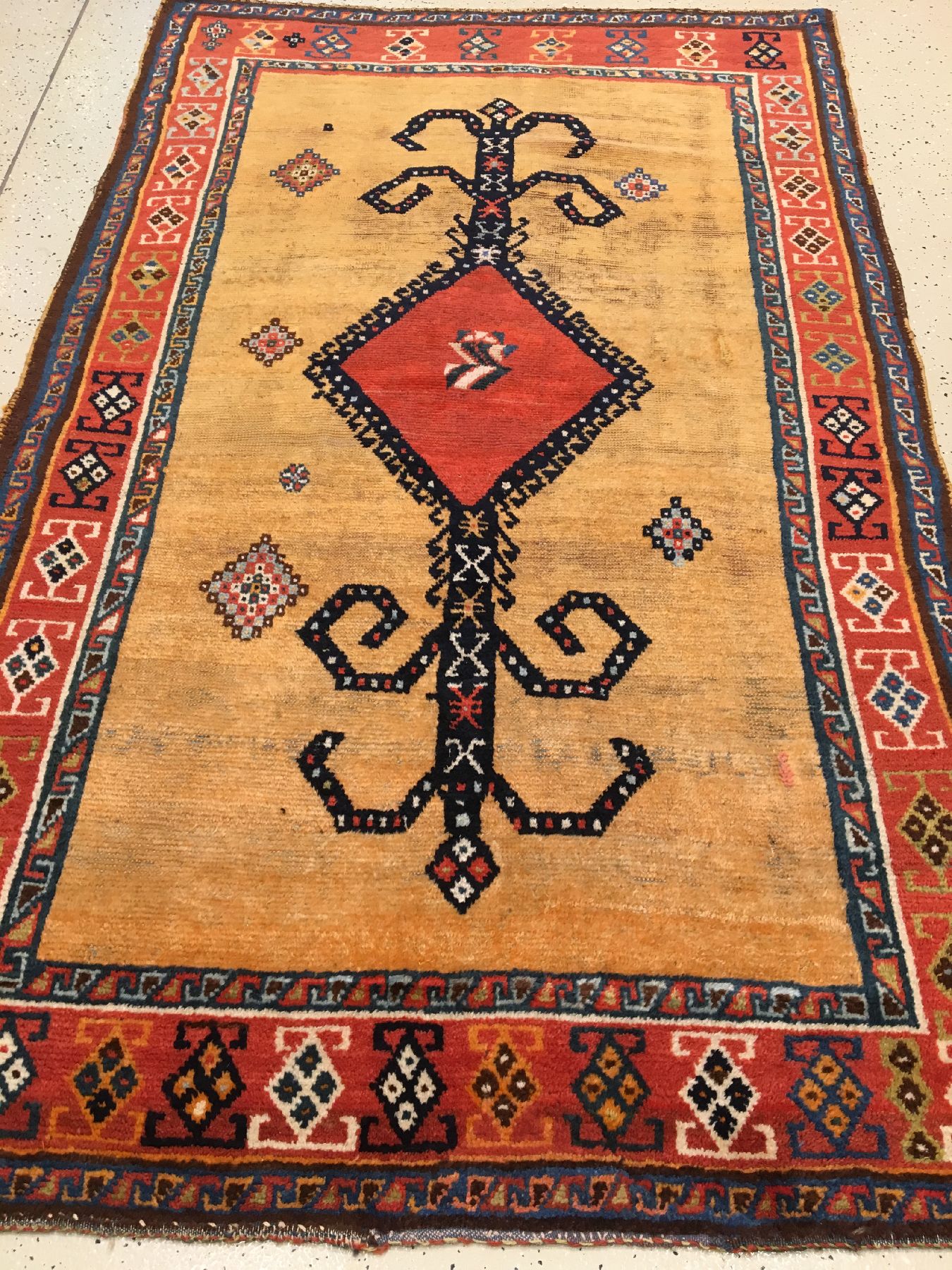 Detail a: Gelber Luri Gabbeh antik, Südwestpersien Fars-Region, 19.Jhd., Wolle geknüpft auf Wolle. Ein provenienztypisches Medaillon mit Widderhorn ...