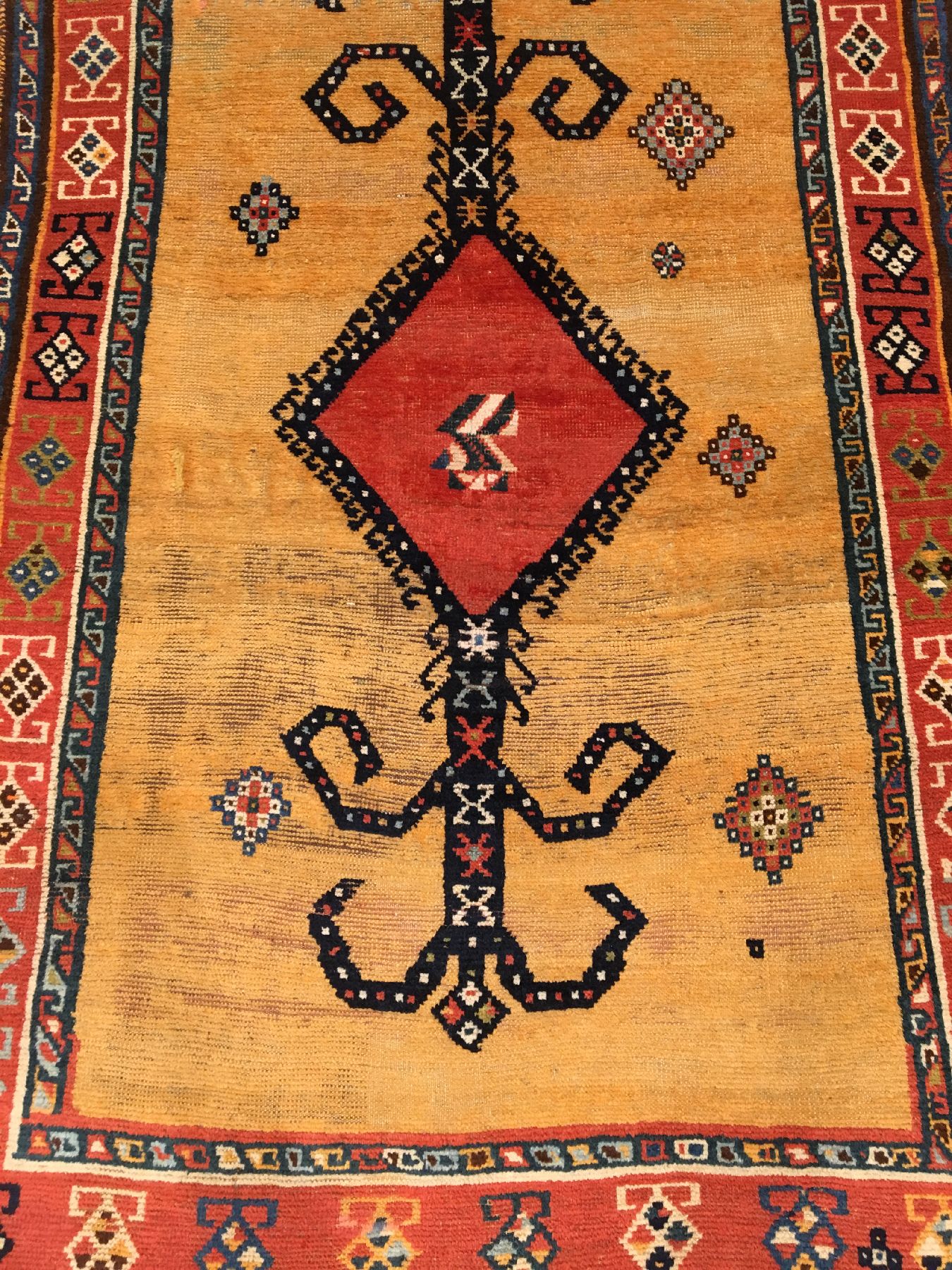 Detail b: Gelber Luri Gabbeh antik, Südwestpersien Fars-Region, 19.Jhd., Wolle geknüpft auf Wolle. Ein provenienztypisches Medaillon mit Widderhorn ...
