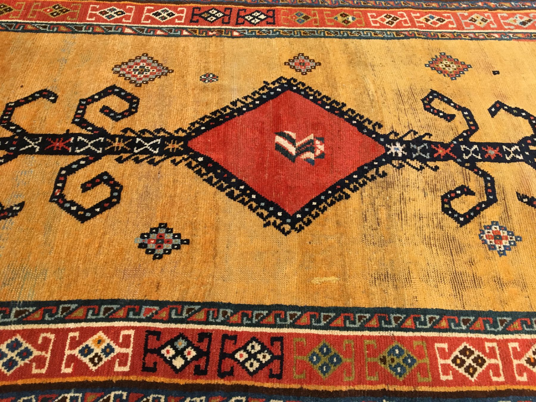 Detail c: Gelber Luri Gabbeh antik, Südwestpersien Fars-Region, 19.Jhd., Wolle geknüpft auf Wolle. Ein provenienztypisches Medaillon mit Widderhorn ...