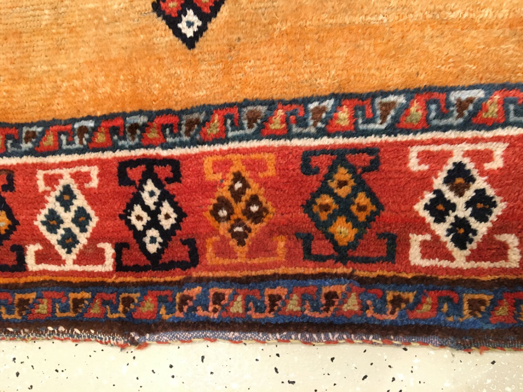 Detail d: Gelber Luri Gabbeh antik, Südwestpersien Fars-Region, 19.Jhd., Wolle geknüpft auf Wolle. Ein provenienztypisches Medaillon mit Widderhorn ...