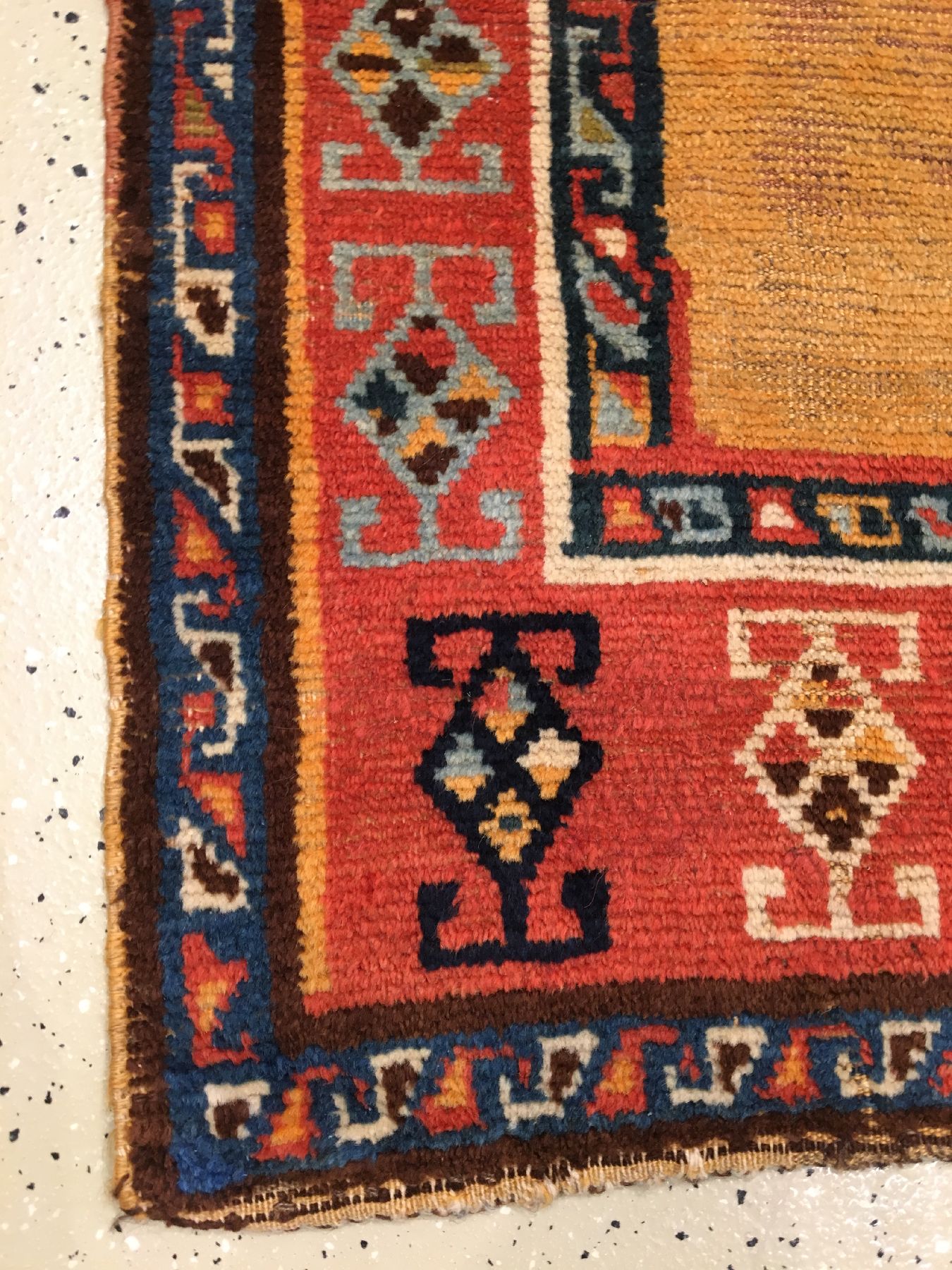 Detail e: Gelber Luri Gabbeh antik, Südwestpersien Fars-Region, 19.Jhd., Wolle geknüpft auf Wolle. Ein provenienztypisches Medaillon mit Widderhorn ...