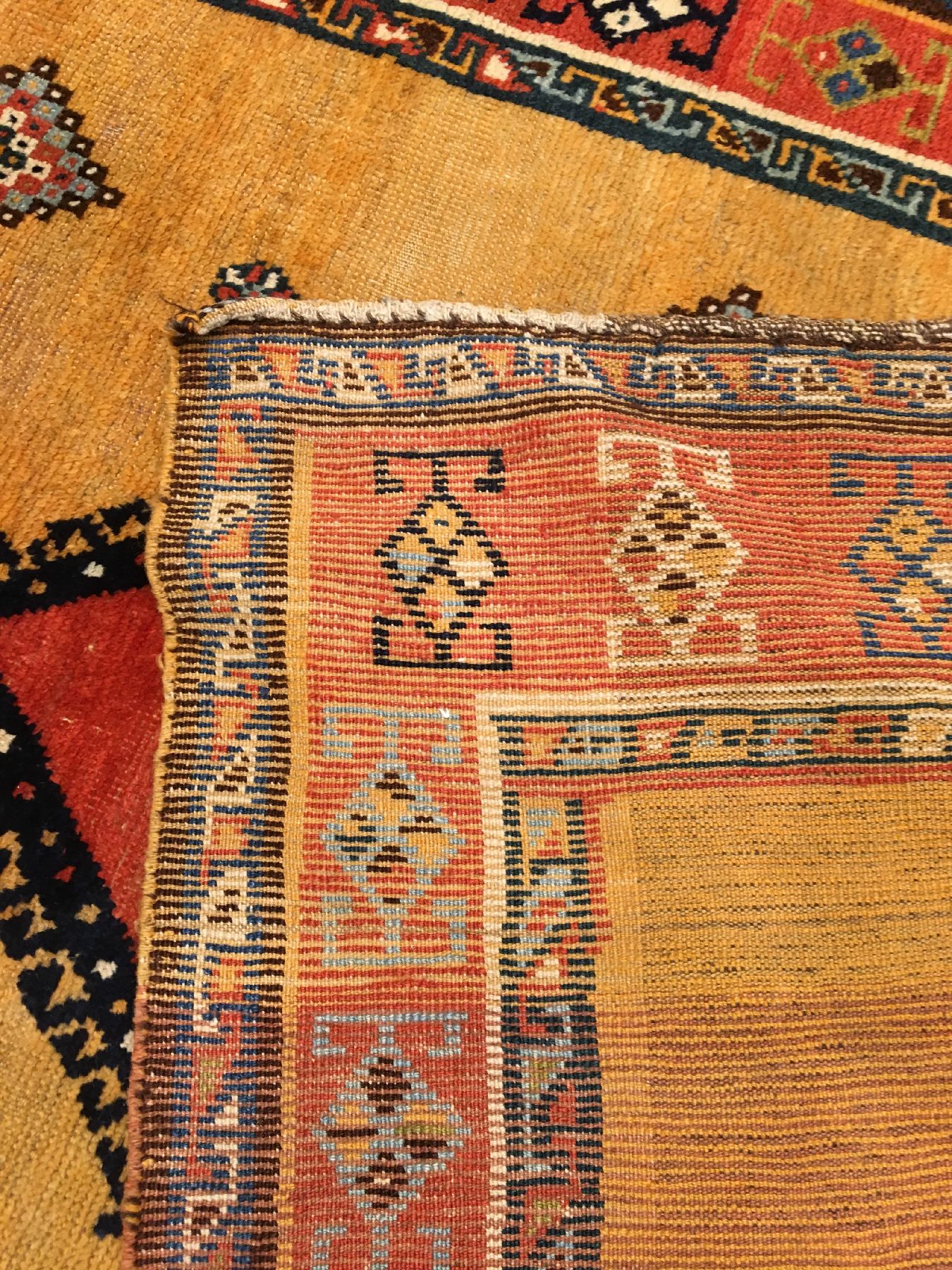 Detail f: Gelber Luri Gabbeh antik, Südwestpersien Fars-Region, 19.Jhd., Wolle geknüpft auf Wolle. Ein provenienztypisches Medaillon mit Widderhorn ...