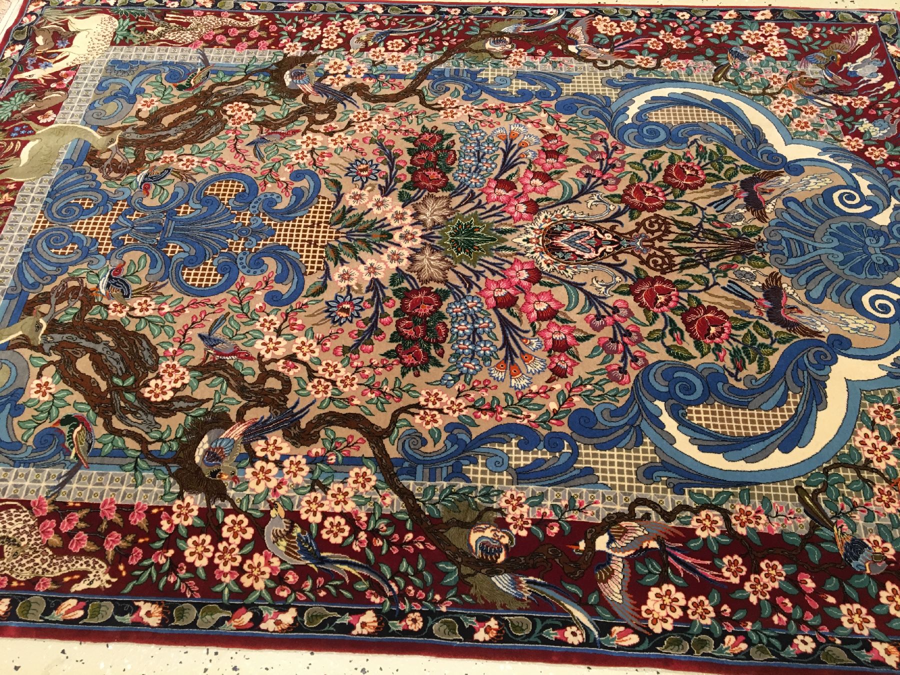 Detail b: Feiner Esfahan "Seirafian" alt (Signiert), Zentralpersien, um 1970, Korkwolle geknüpft auf Seidenkette. Dekorativer Esfahan aus den ...