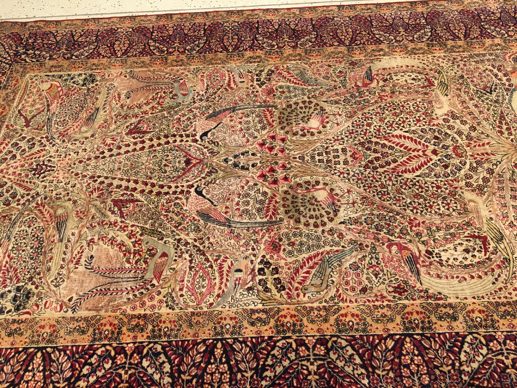 Detail b: Sehr feiner Kerman "Ravar" antik "Auftraggeber Kermani, Knüpfer Mohammad Ebne Jafar" (Signiert), Südpersien, Datiert 1913, ...