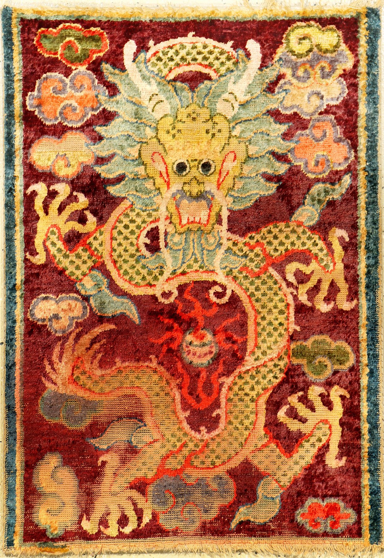 Seltener kaiserlicher Seiden Kansu antik (Tianlong Drachen), Westchina, um 1800, reine Naturseide geknüpft auf Baumwolle. Rarer Kansu Seidenteppich ...