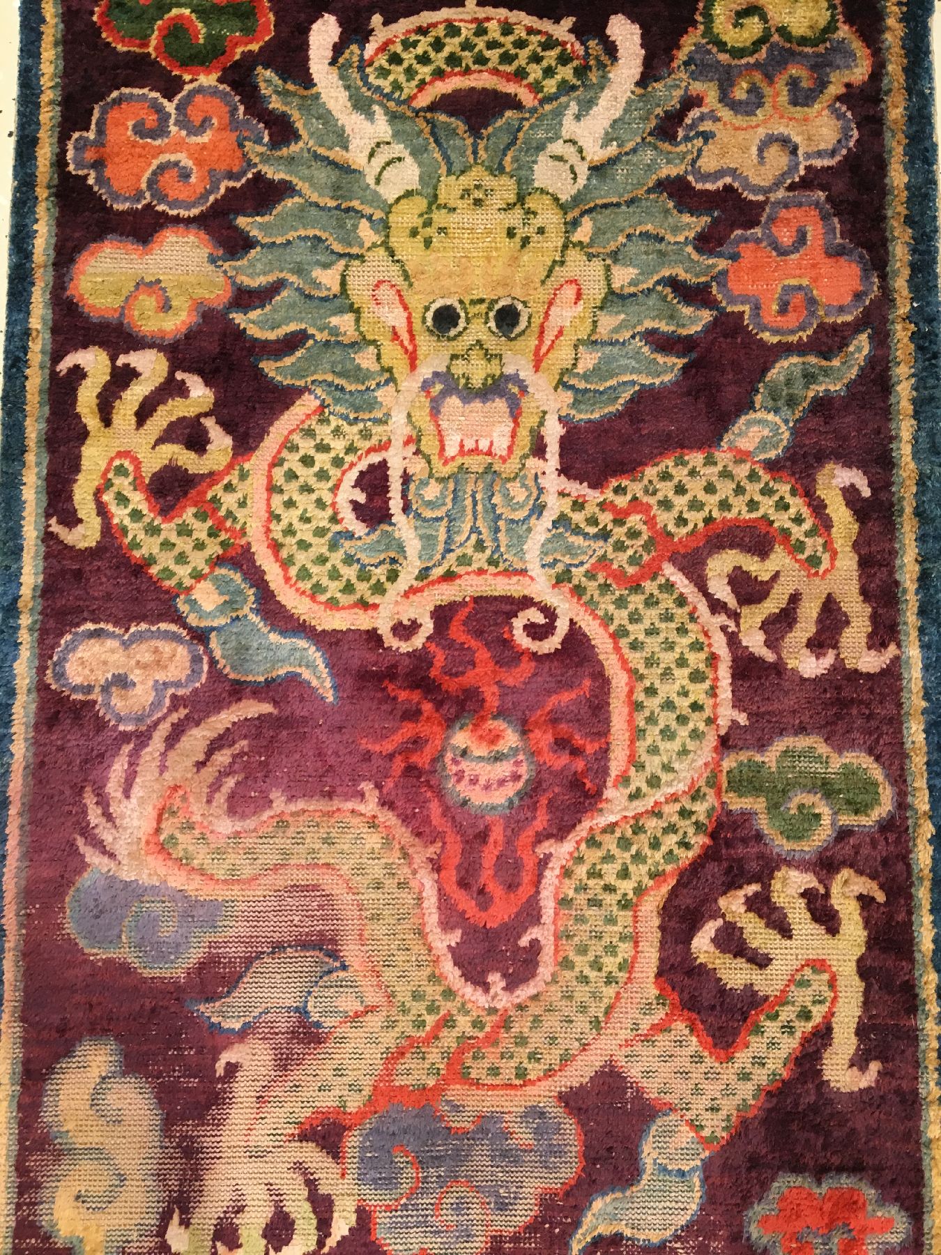 Detail a: Seltener kaiserlicher Seiden Kansu antik (Tianlong Drachen), Westchina, um 1800, reine Naturseide geknüpft auf Baumwolle. Rarer Kansu Seidenteppich ...