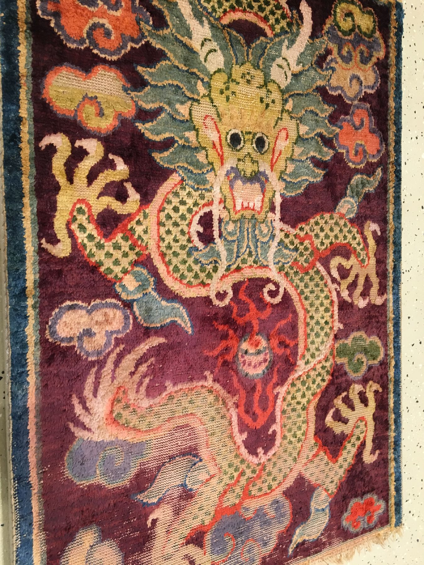Detail b: Seltener kaiserlicher Seiden Kansu antik (Tianlong Drachen), Westchina, um 1800, reine Naturseide geknüpft auf Baumwolle. Rarer Kansu Seidenteppich ...