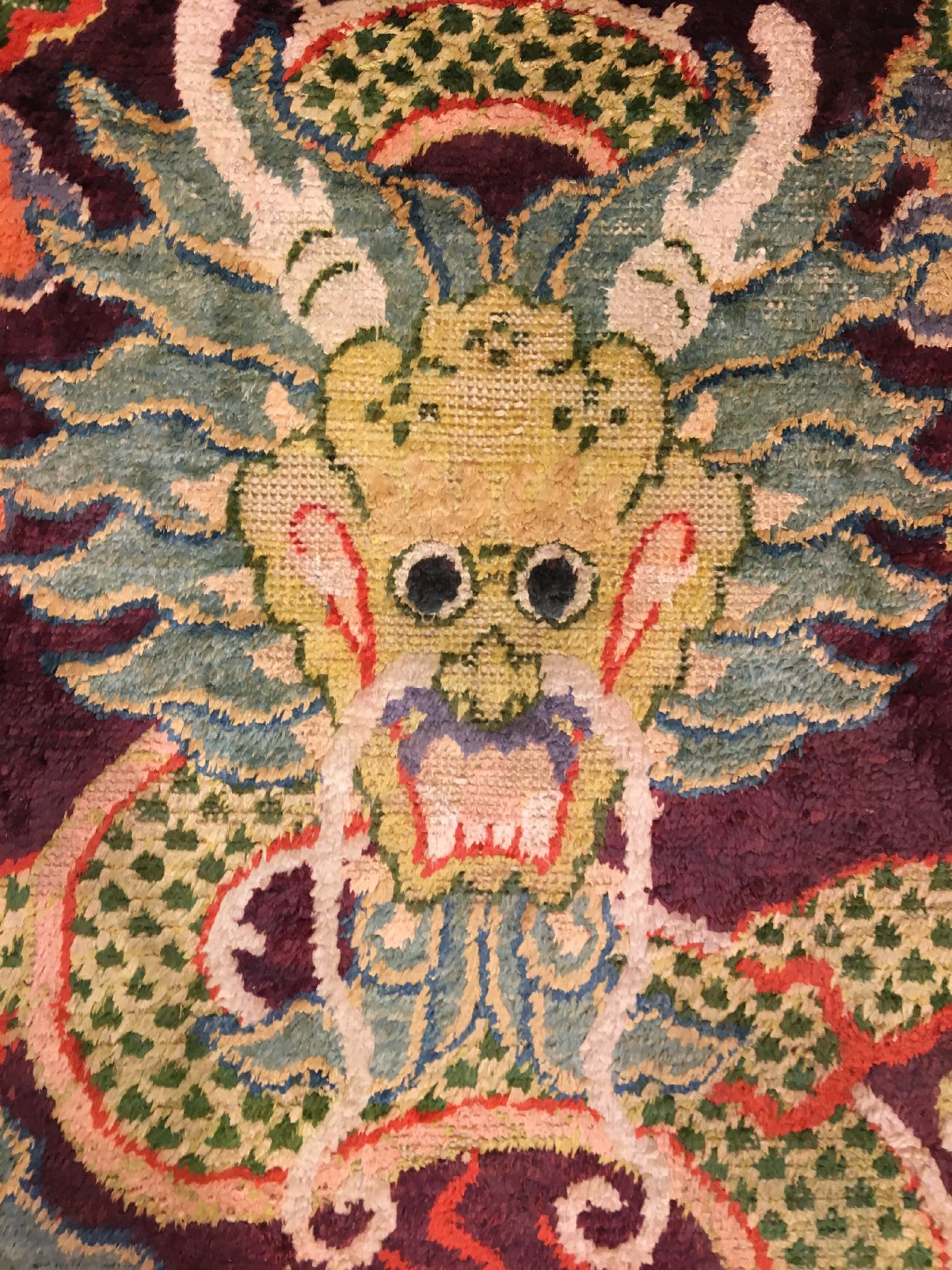 Detail c: Seltener kaiserlicher Seiden Kansu antik (Tianlong Drachen), Westchina, um 1800, reine Naturseide geknüpft auf Baumwolle. Rarer Kansu Seidenteppich ...