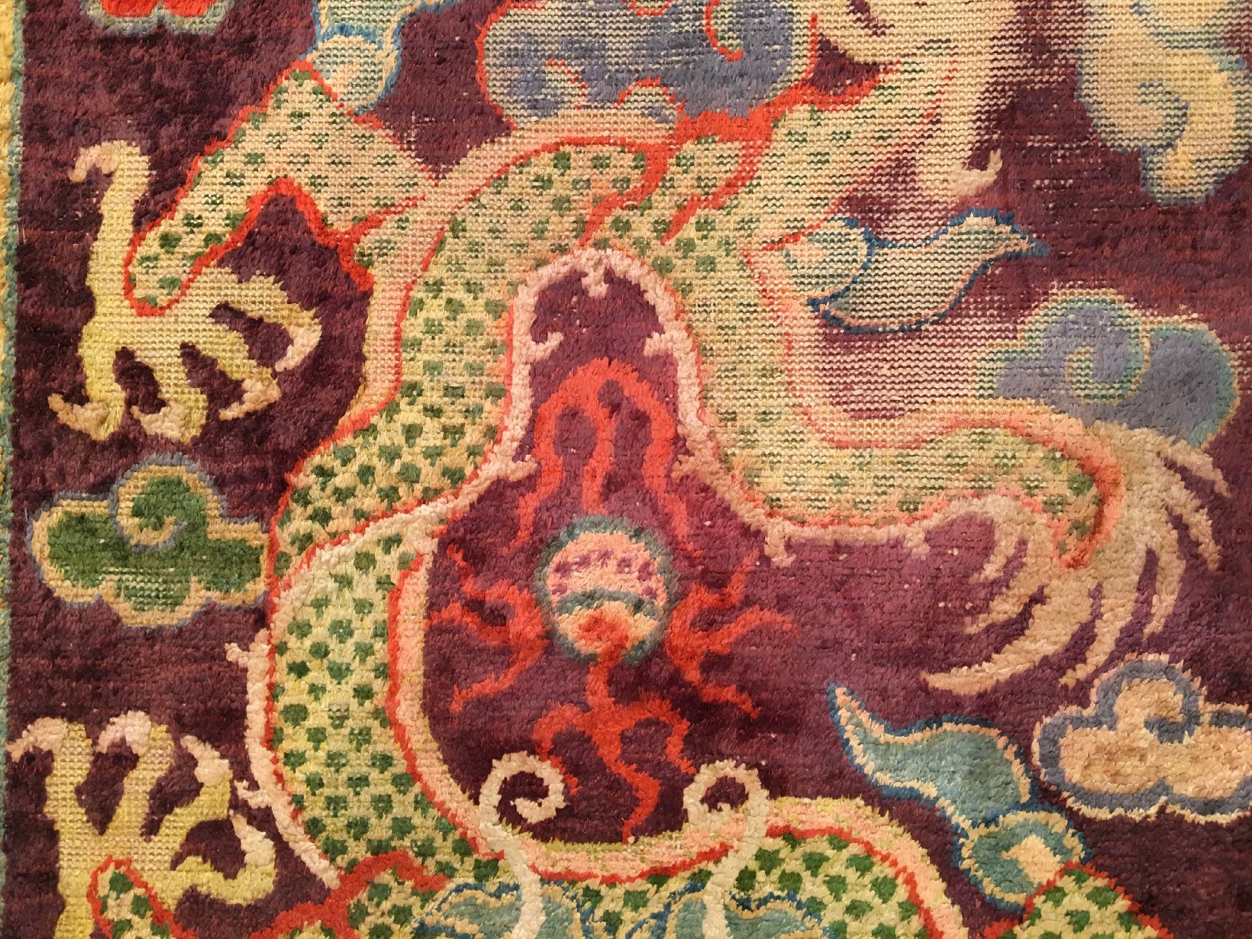 Detail e: Seltener kaiserlicher Seiden Kansu antik (Tianlong Drachen), Westchina, um 1800, reine Naturseide geknüpft auf Baumwolle. Rarer Kansu Seidenteppich ...