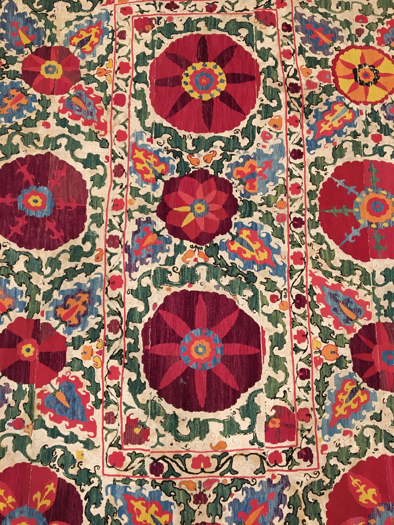 Detail a: Shakhrisyabz "Susani" antik, Usbekistan, 19.Jhd., Seidenstickerei auf Baumwollgewebe. Feine Shakhrisyabz Susani mit einer prächtigen ...