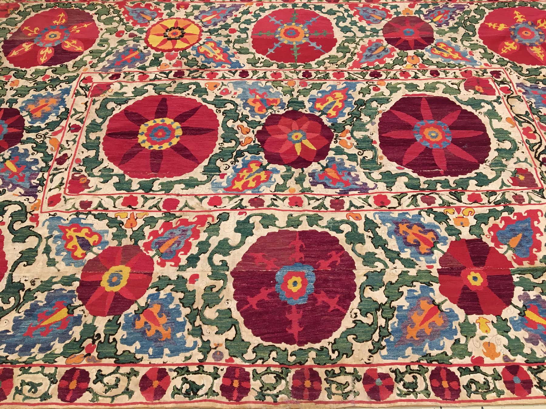 Detail b: Shakhrisyabz "Susani" antik, Usbekistan, 19.Jhd., Seidenstickerei auf Baumwollgewebe. Feine Shakhrisyabz Susani mit einer prächtigen ...
