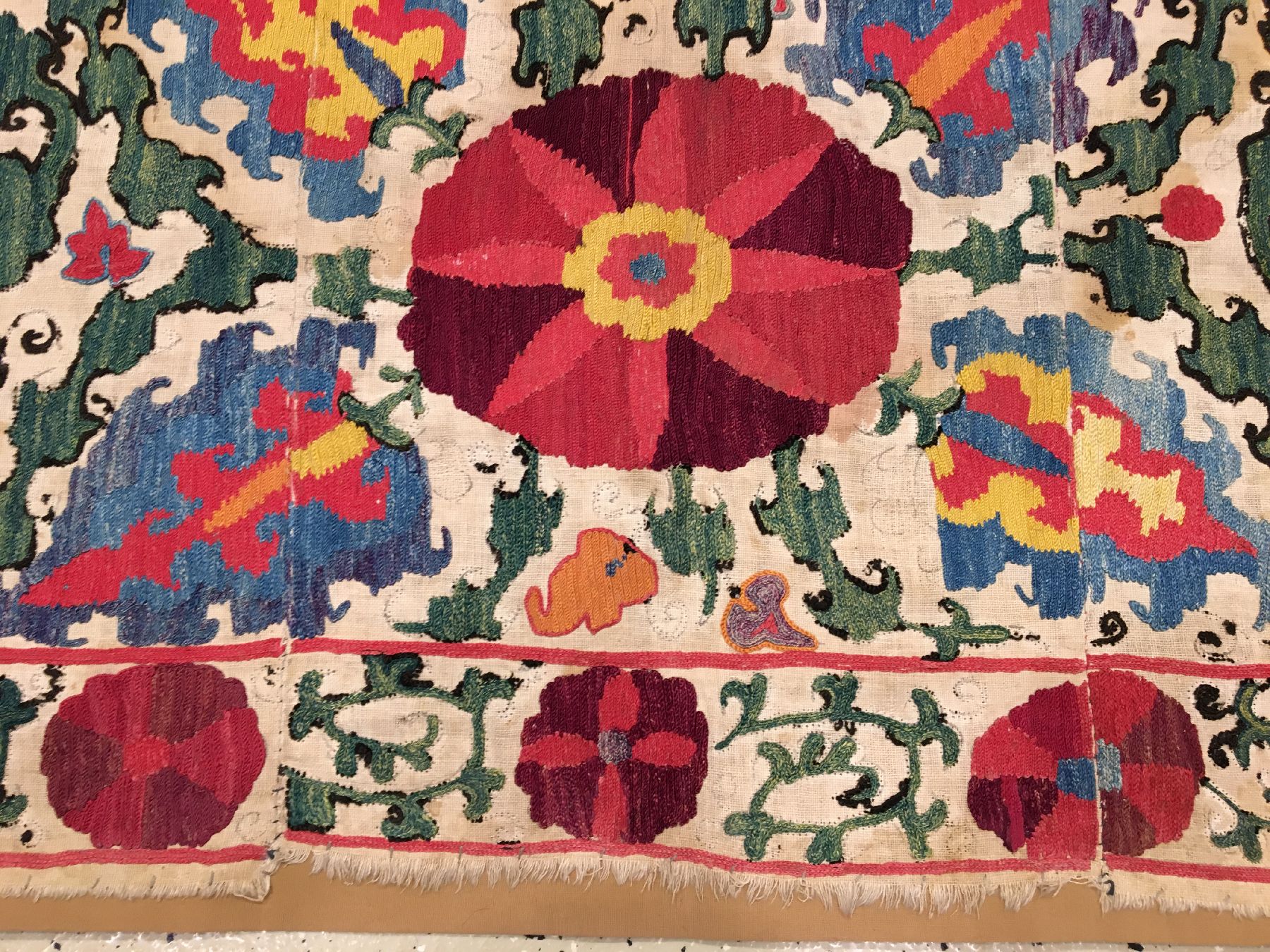 Detail c: Shakhrisyabz "Susani" antik, Usbekistan, 19.Jhd., Seidenstickerei auf Baumwollgewebe. Feine Shakhrisyabz Susani mit einer prächtigen ...