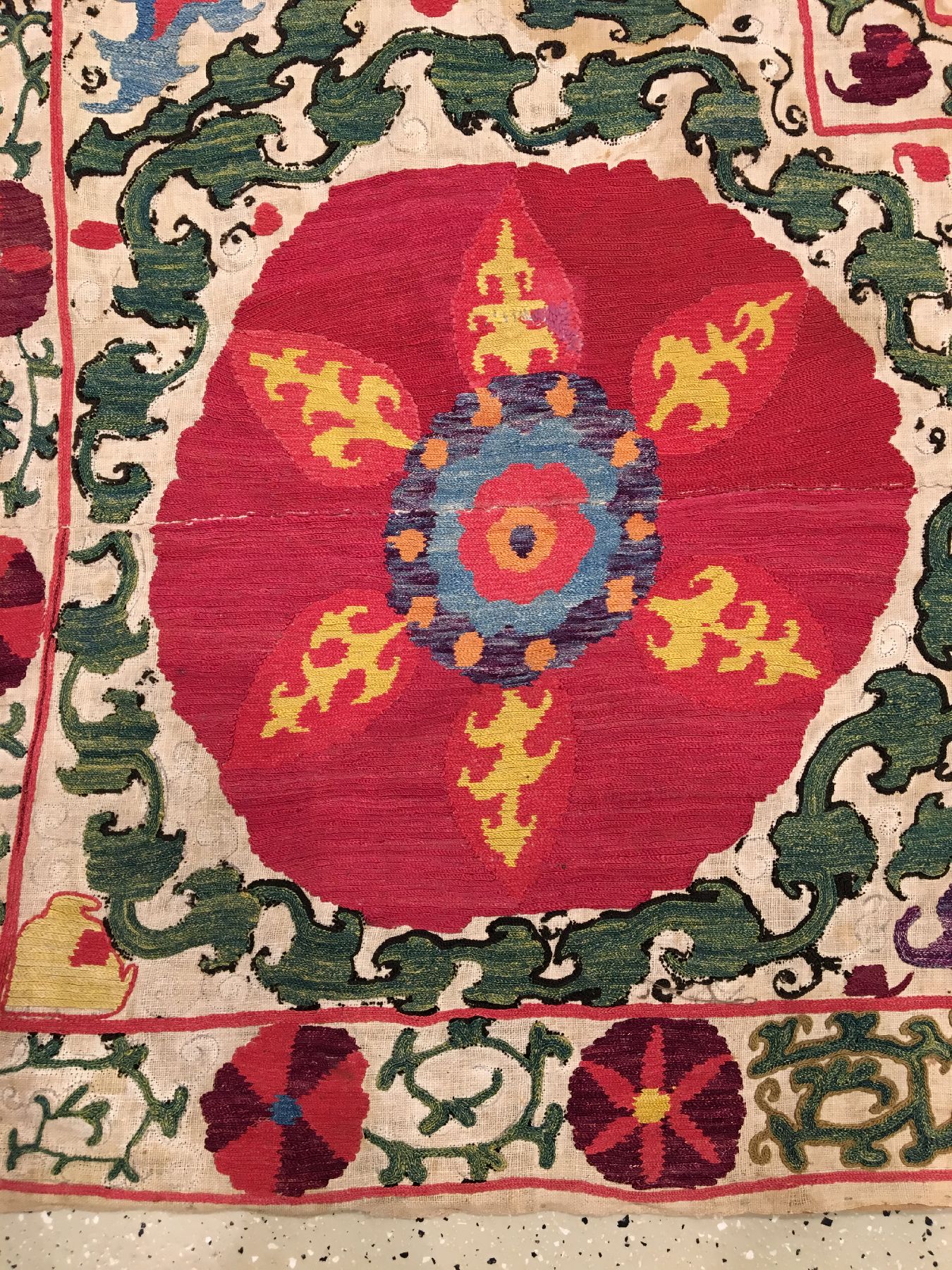 Detail d: Shakhrisyabz "Susani" antik, Usbekistan, 19.Jhd., Seidenstickerei auf Baumwollgewebe. Feine Shakhrisyabz Susani mit einer prächtigen ...