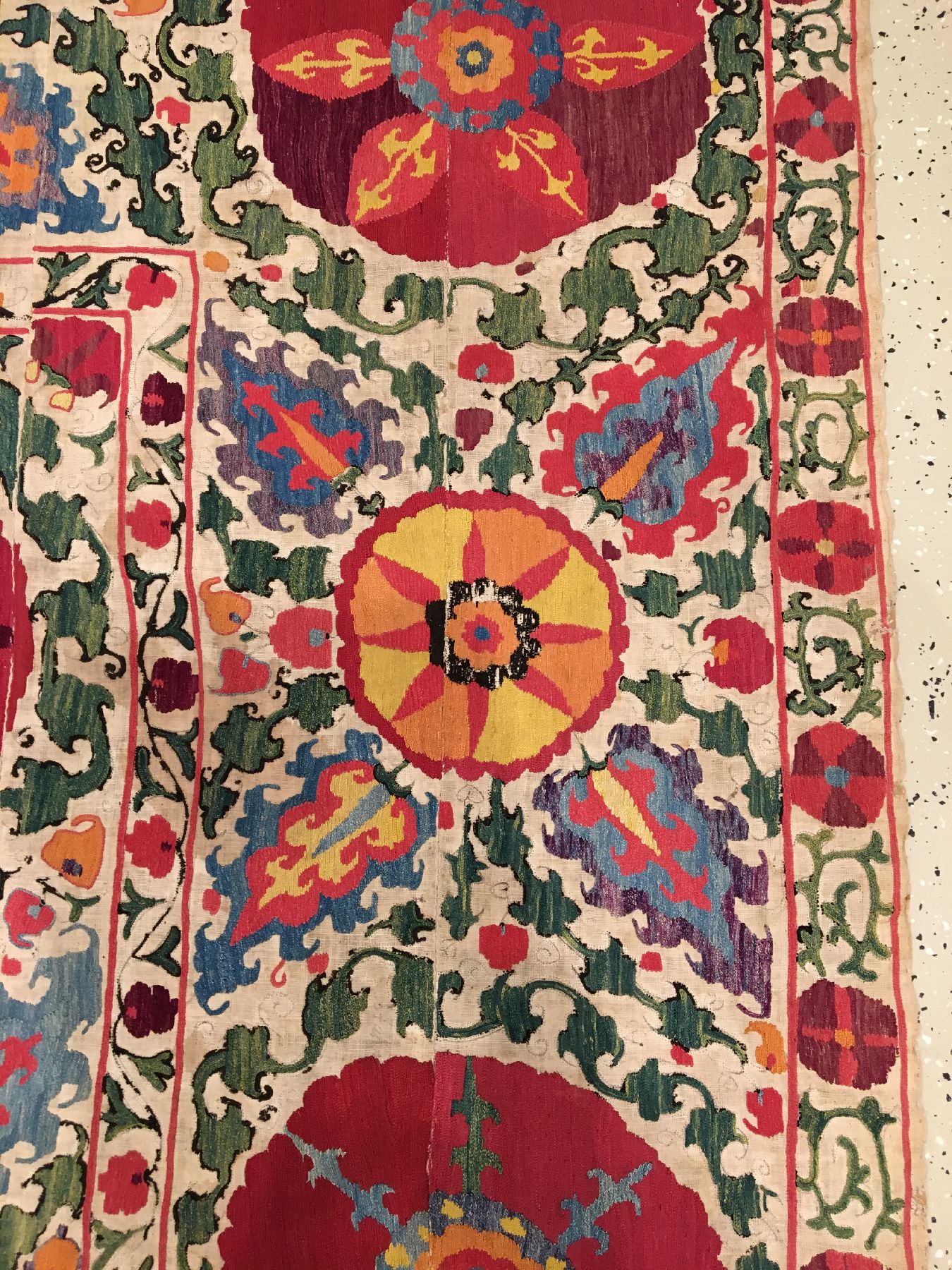Detail e: Shakhrisyabz "Susani" antik, Usbekistan, 19.Jhd., Seidenstickerei auf Baumwollgewebe. Feine Shakhrisyabz Susani mit einer prächtigen ...