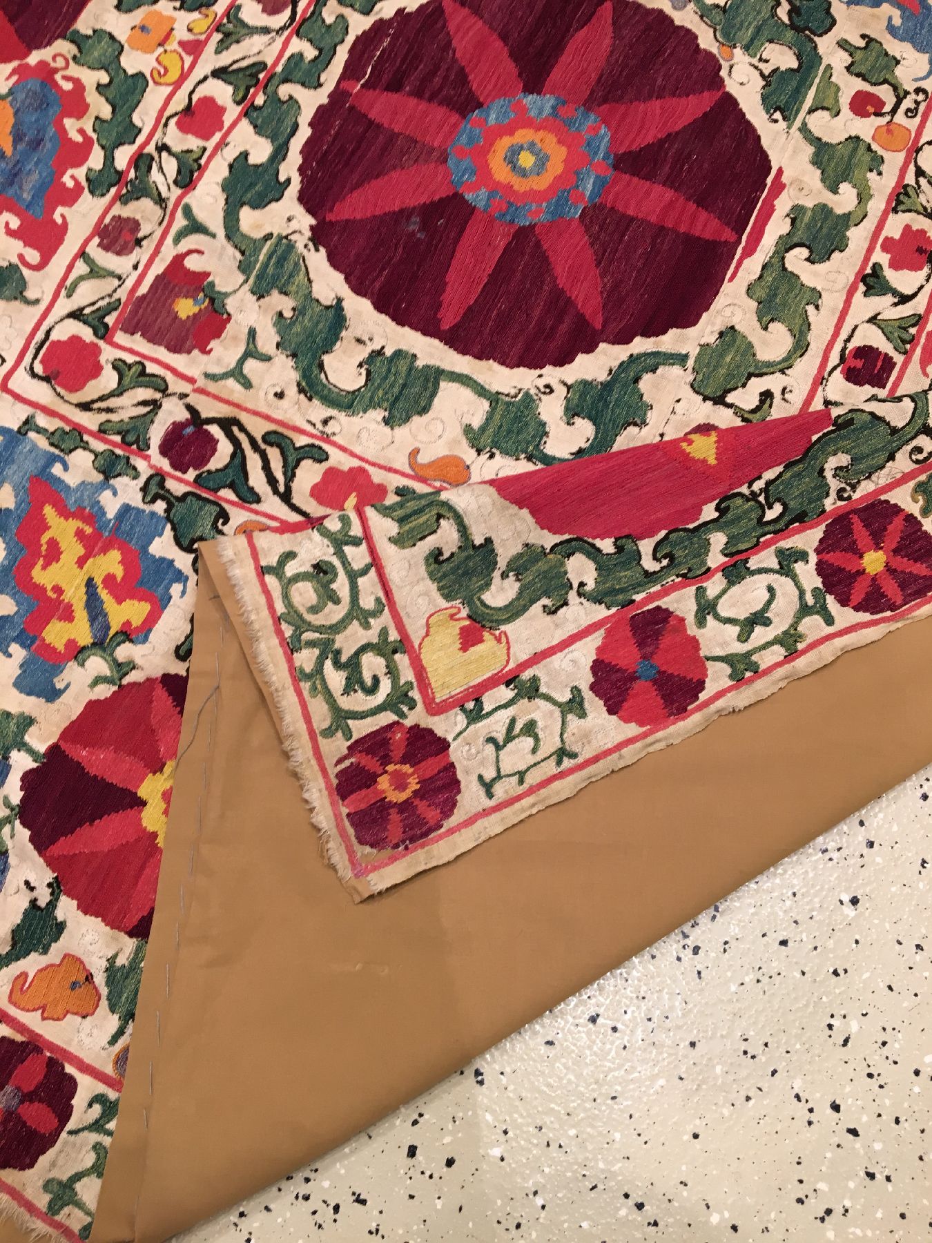 Detail h: Shakhrisyabz "Susani" antik, Usbekistan, 19.Jhd., Seidenstickerei auf Baumwollgewebe. Feine Shakhrisyabz Susani mit einer prächtigen ...