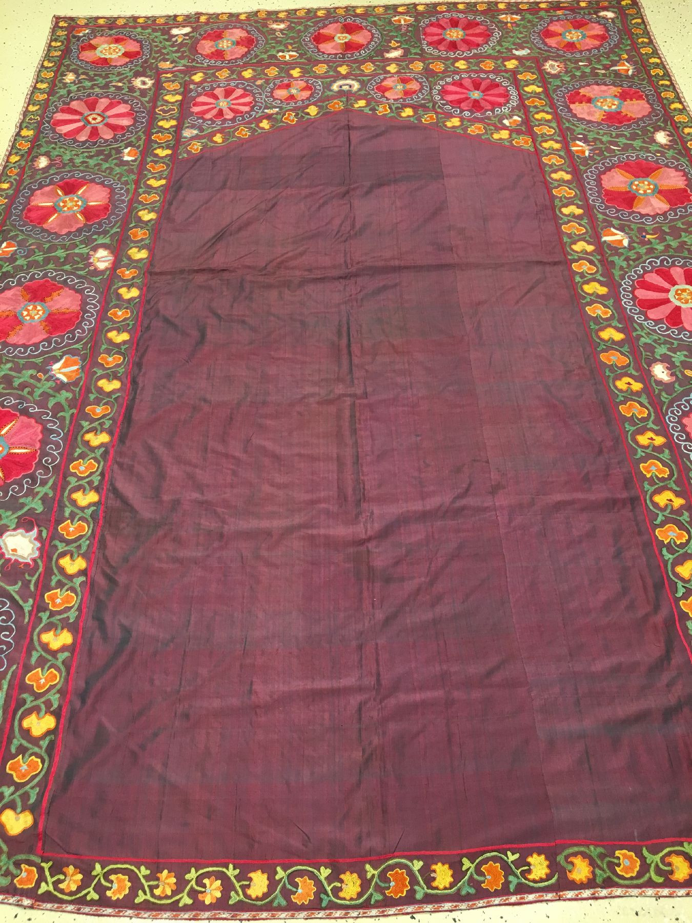 Detail a: Seiden Shakhrisyabz "Susani" antik, Usbekistan, 19.Jhd., Seidenstickerei auf violetten Seiden-Ikat. Seltene feine Shakhrisyabz Susani im ...