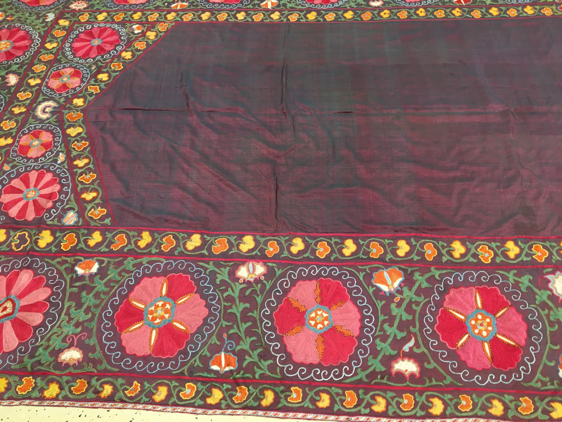 Detail b: Seiden Shakhrisyabz "Susani" antik, Usbekistan, 19.Jhd., Seidenstickerei auf violetten Seiden-Ikat. Seltene feine Shakhrisyabz Susani im ...