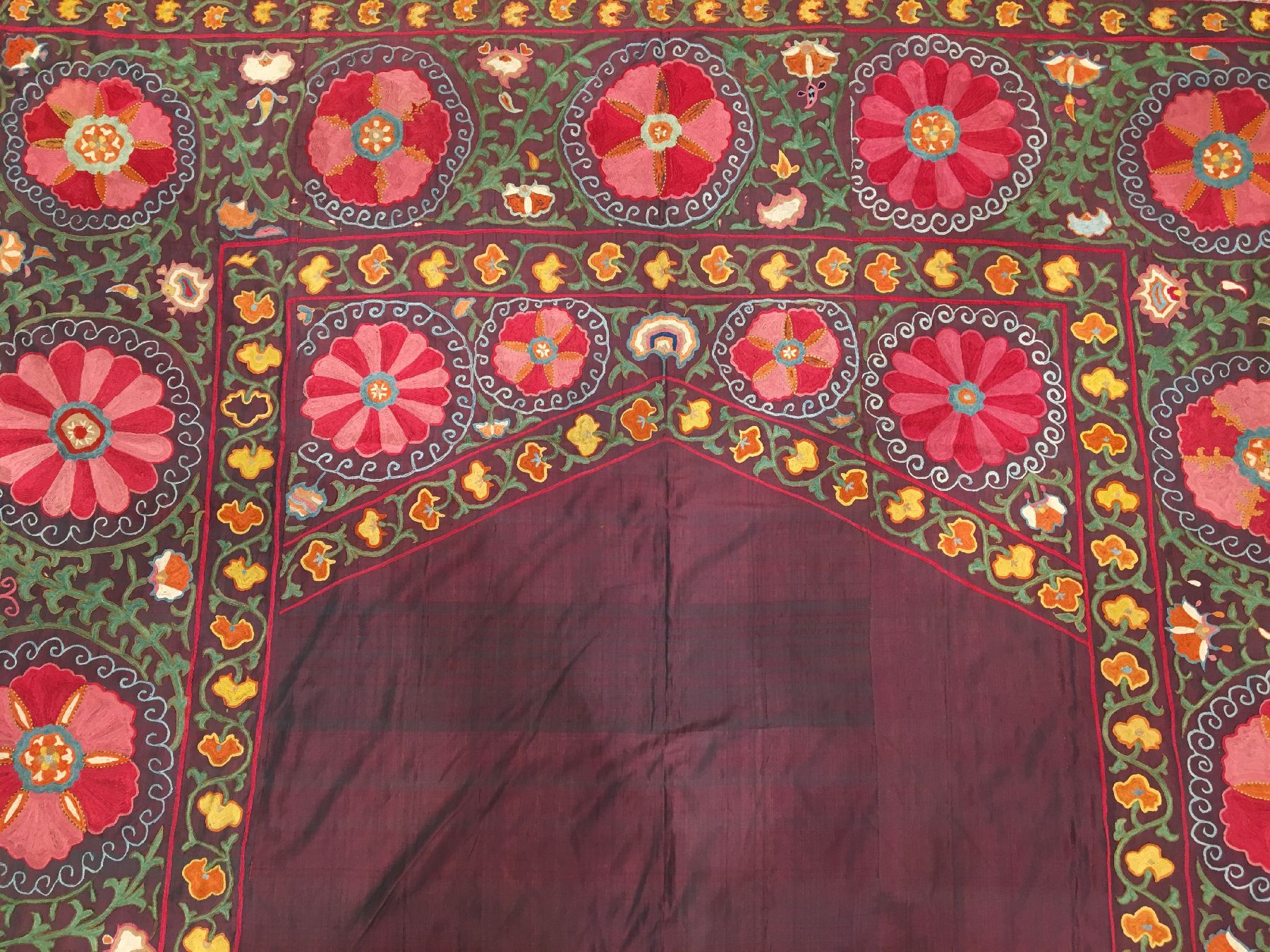 Detail c: Seiden Shakhrisyabz "Susani" antik, Usbekistan, 19.Jhd., Seidenstickerei auf violetten Seiden-Ikat. Seltene feine Shakhrisyabz Susani im ...
